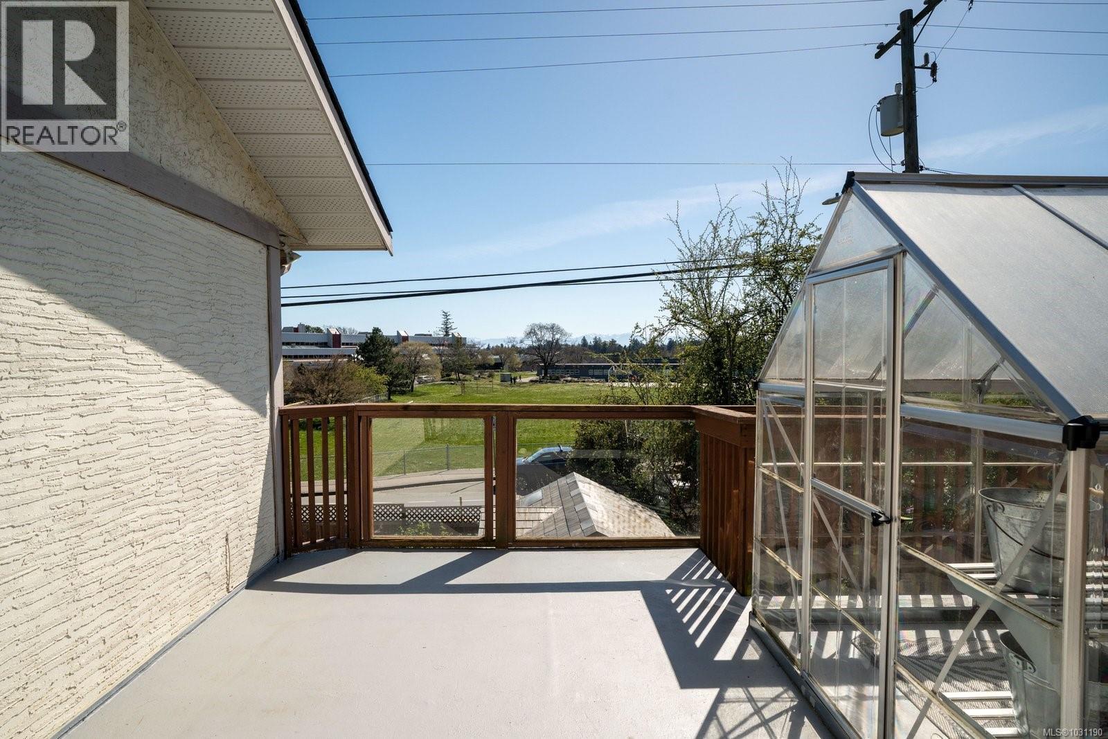  381 Montcalm Avenue, Saanich