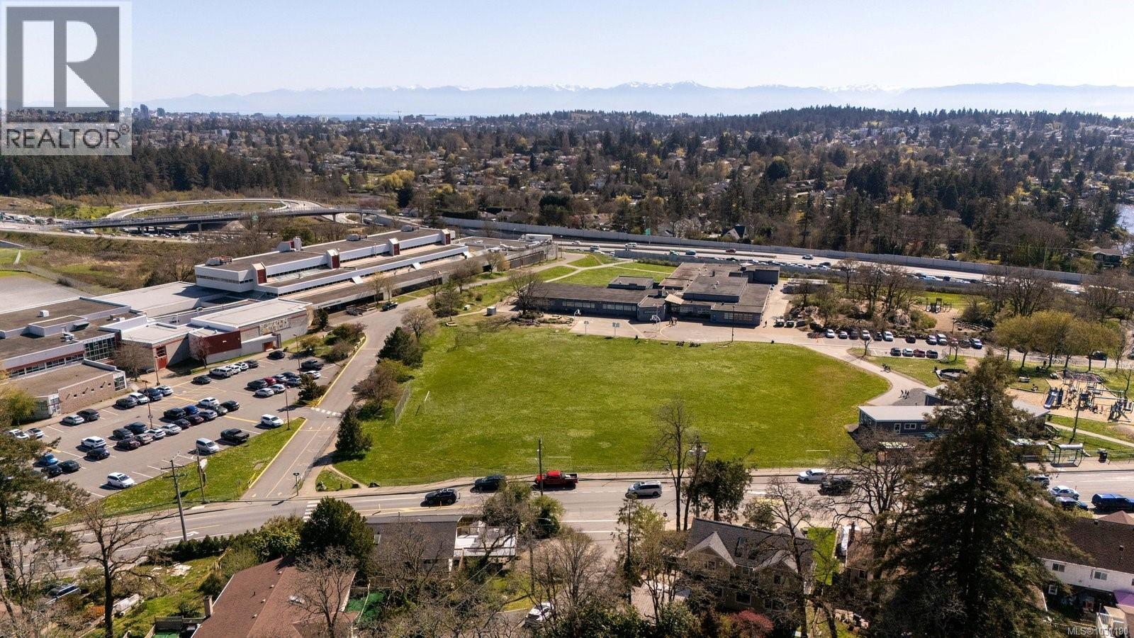  381 Montcalm Avenue, Saanich