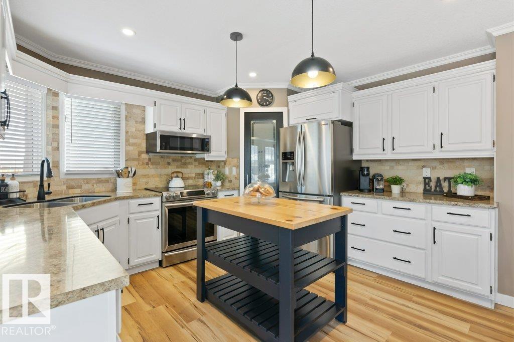 18 PARKWOOD DR, St. Albert