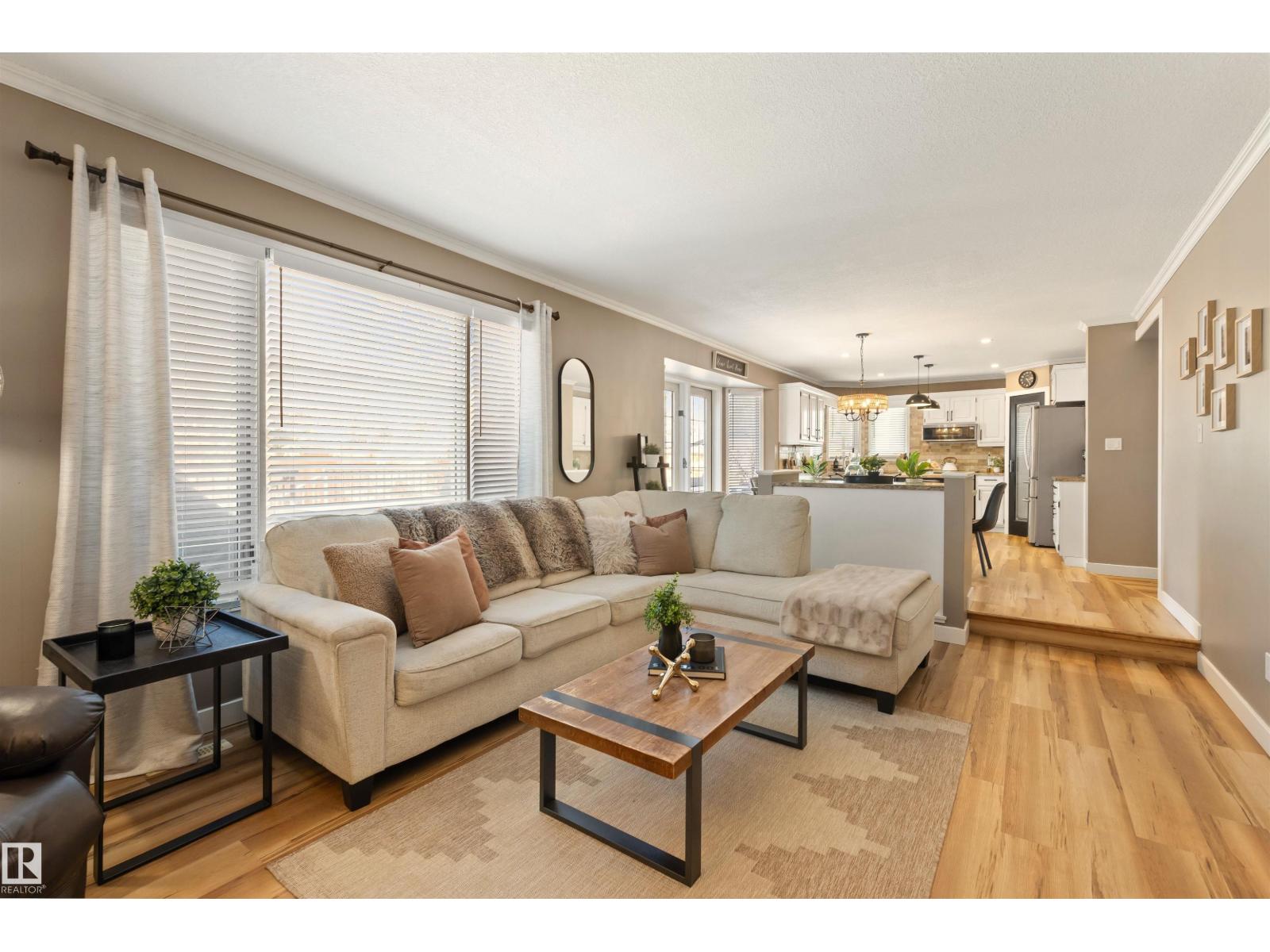 18 PARKWOOD DR, St. Albert