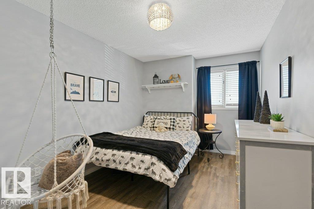 18 PARKWOOD DR, St. Albert