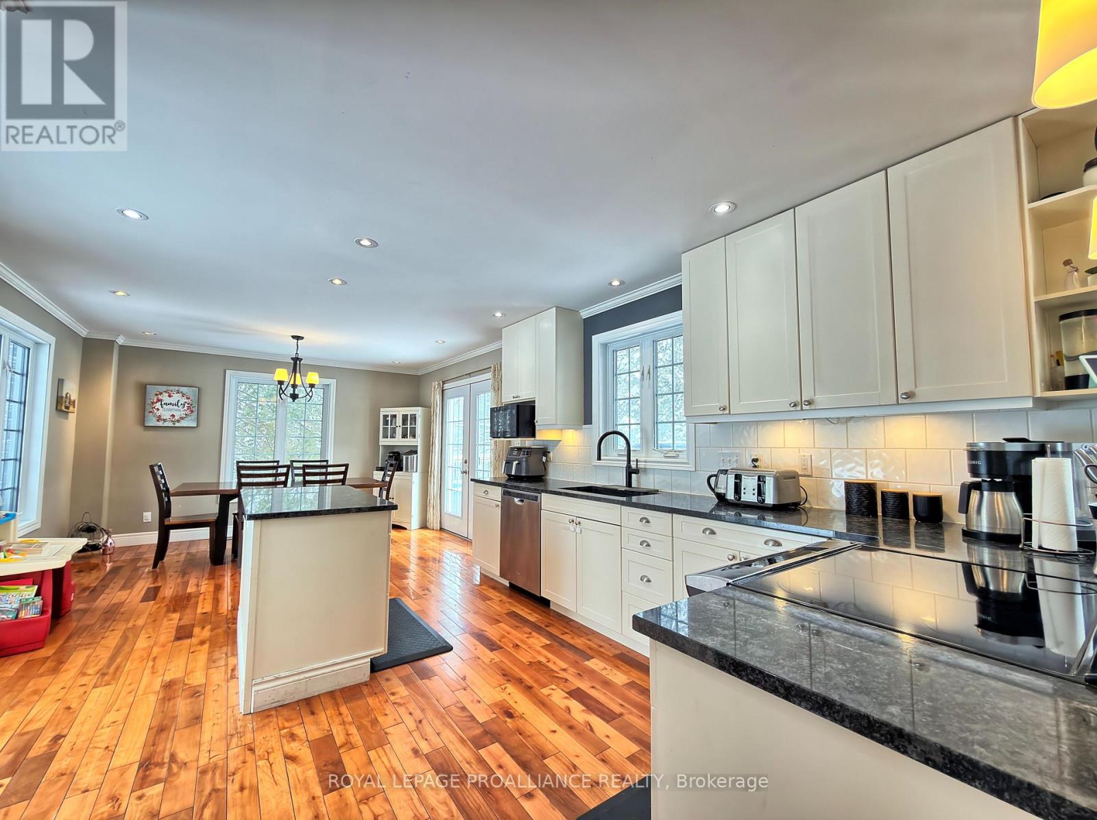 272 BELMONT 3RD LINE - 11