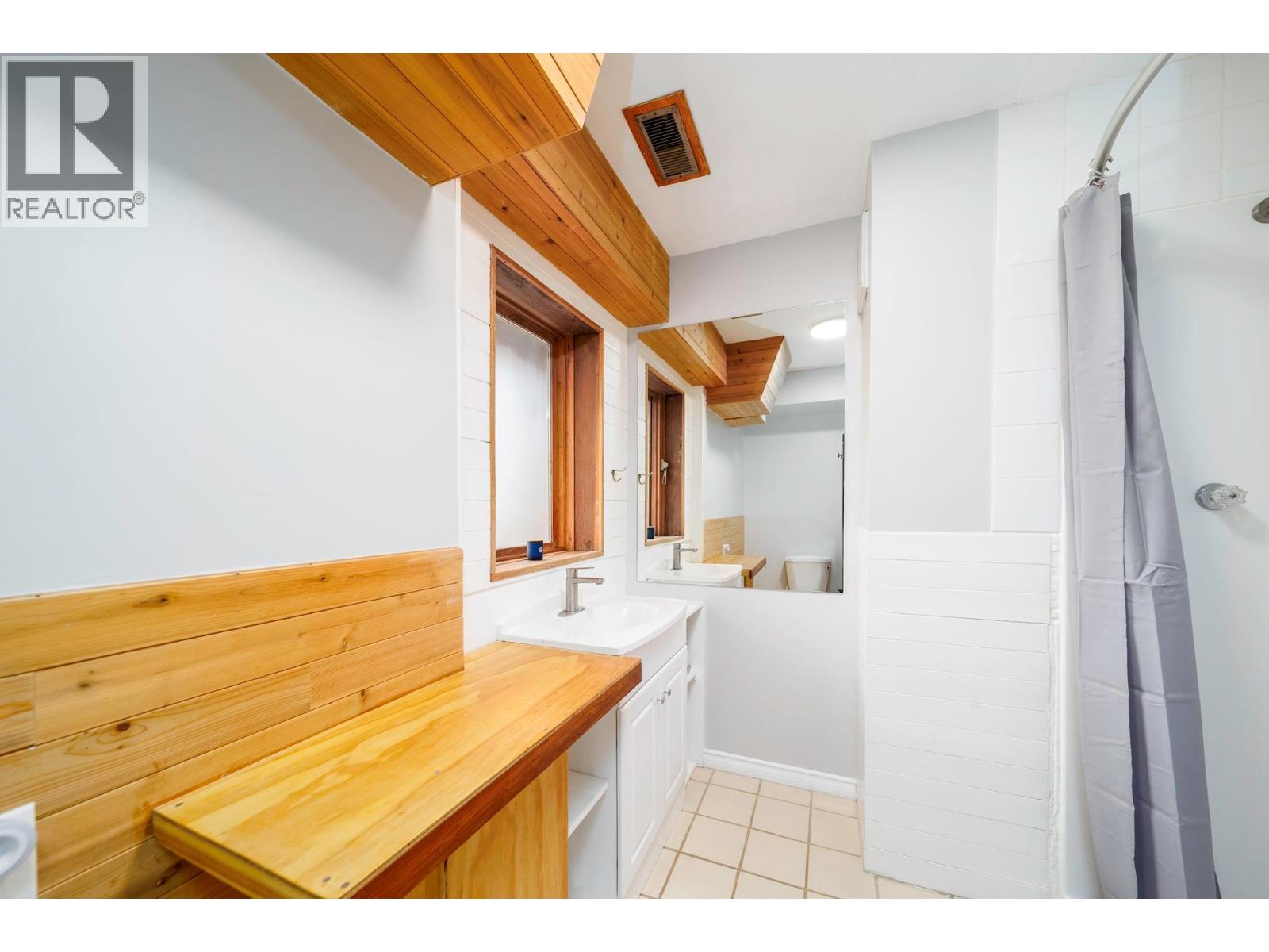 11011 Hallam Drive, Lake Country