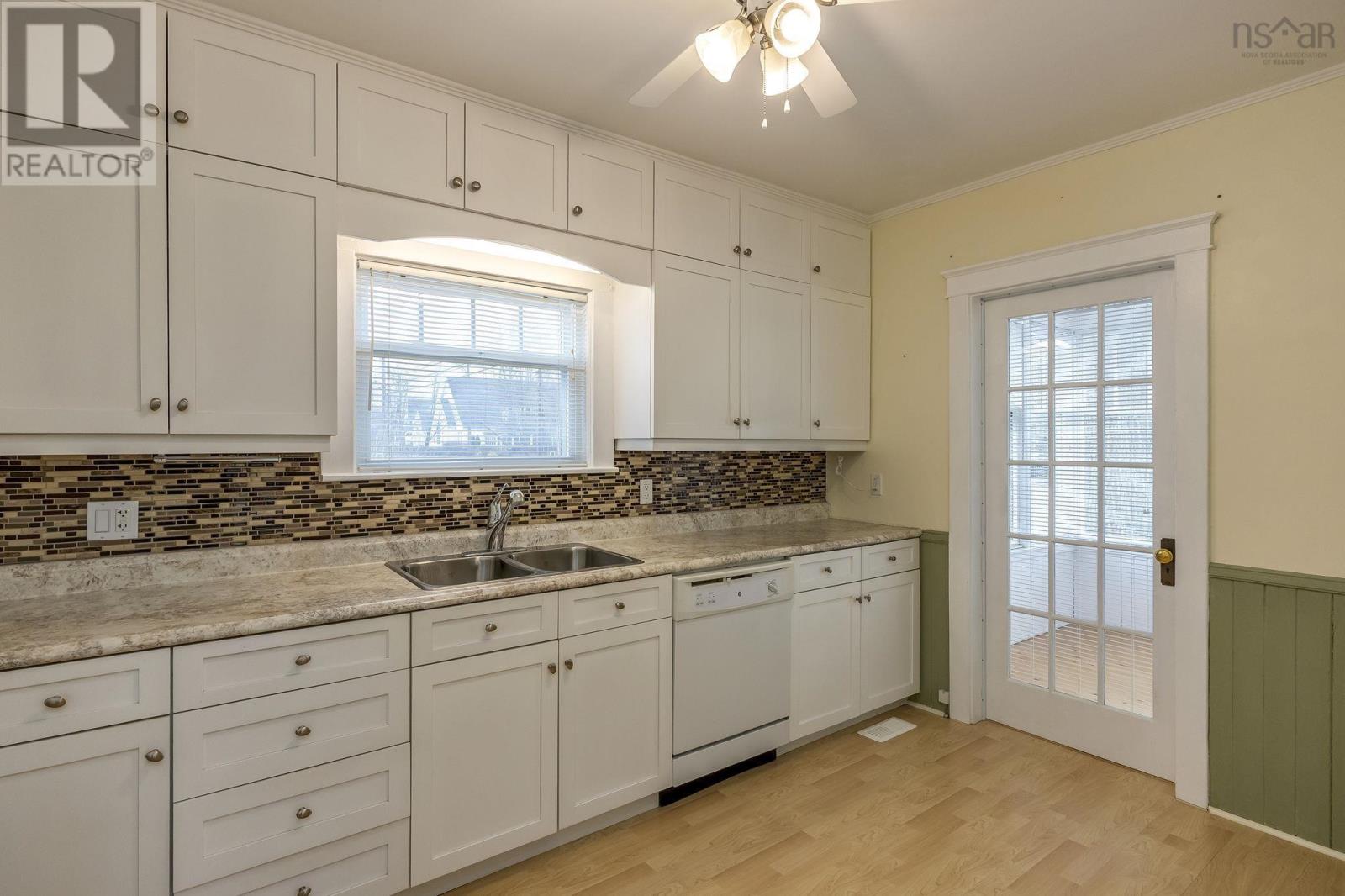 Property 3 of 47 of 2576 1 Highway