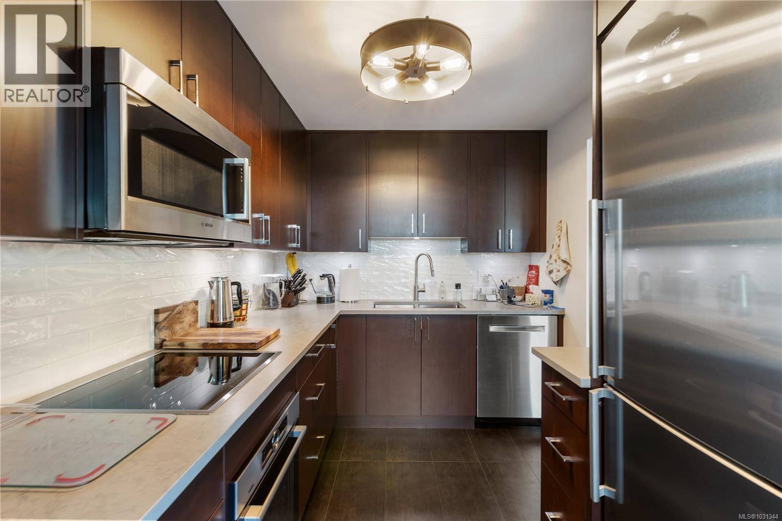 #902 250 DOUGLAS ST - 13