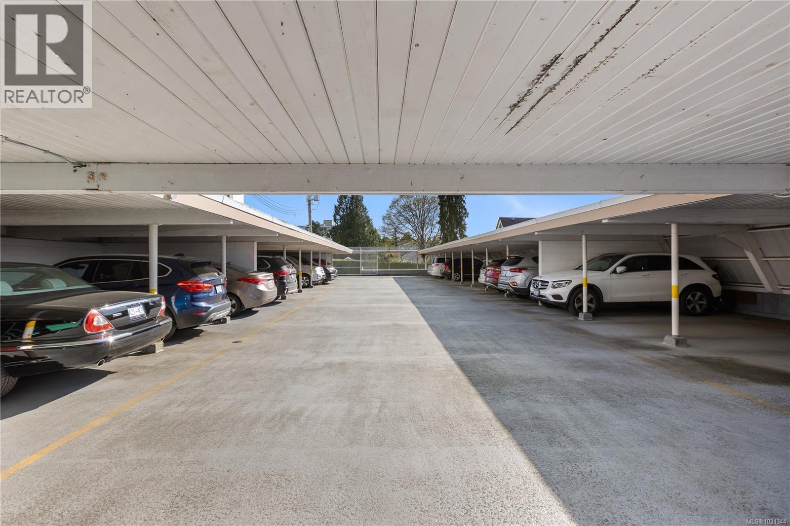 #902 250 DOUGLAS ST - 27