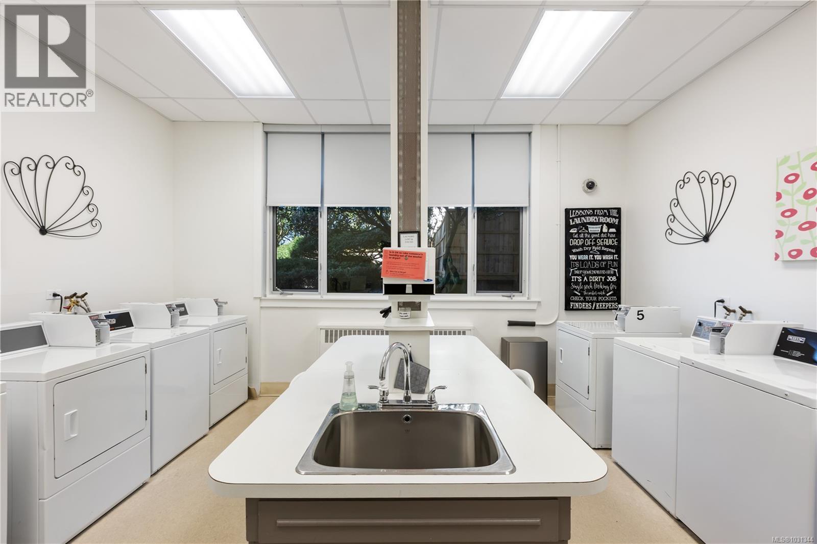 #902 250 DOUGLAS ST - 29