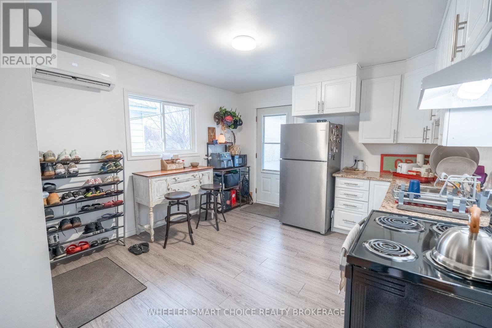 1242 CHURCHILL STREET - 21