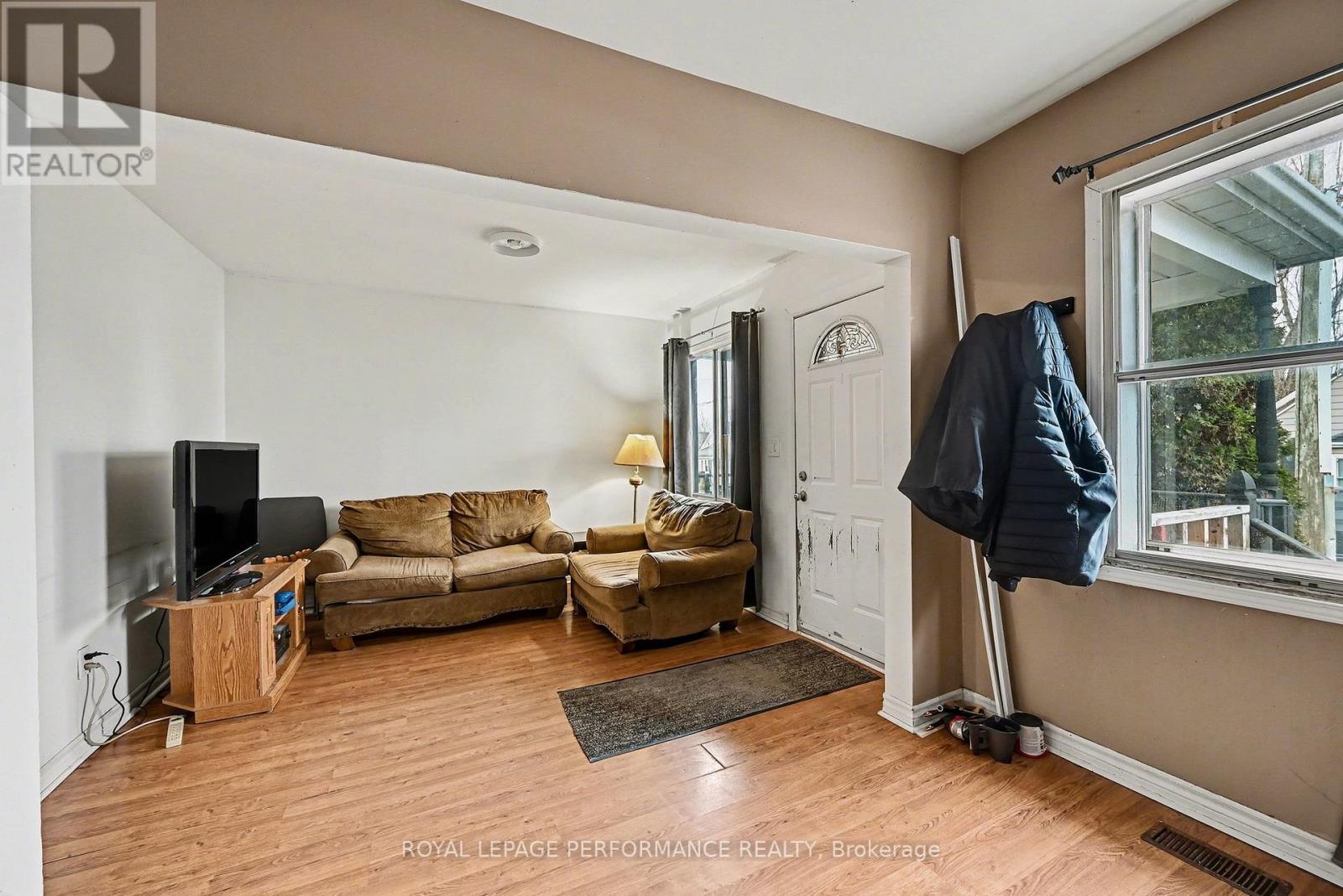 414 GILLESPIE AVENUE - 13