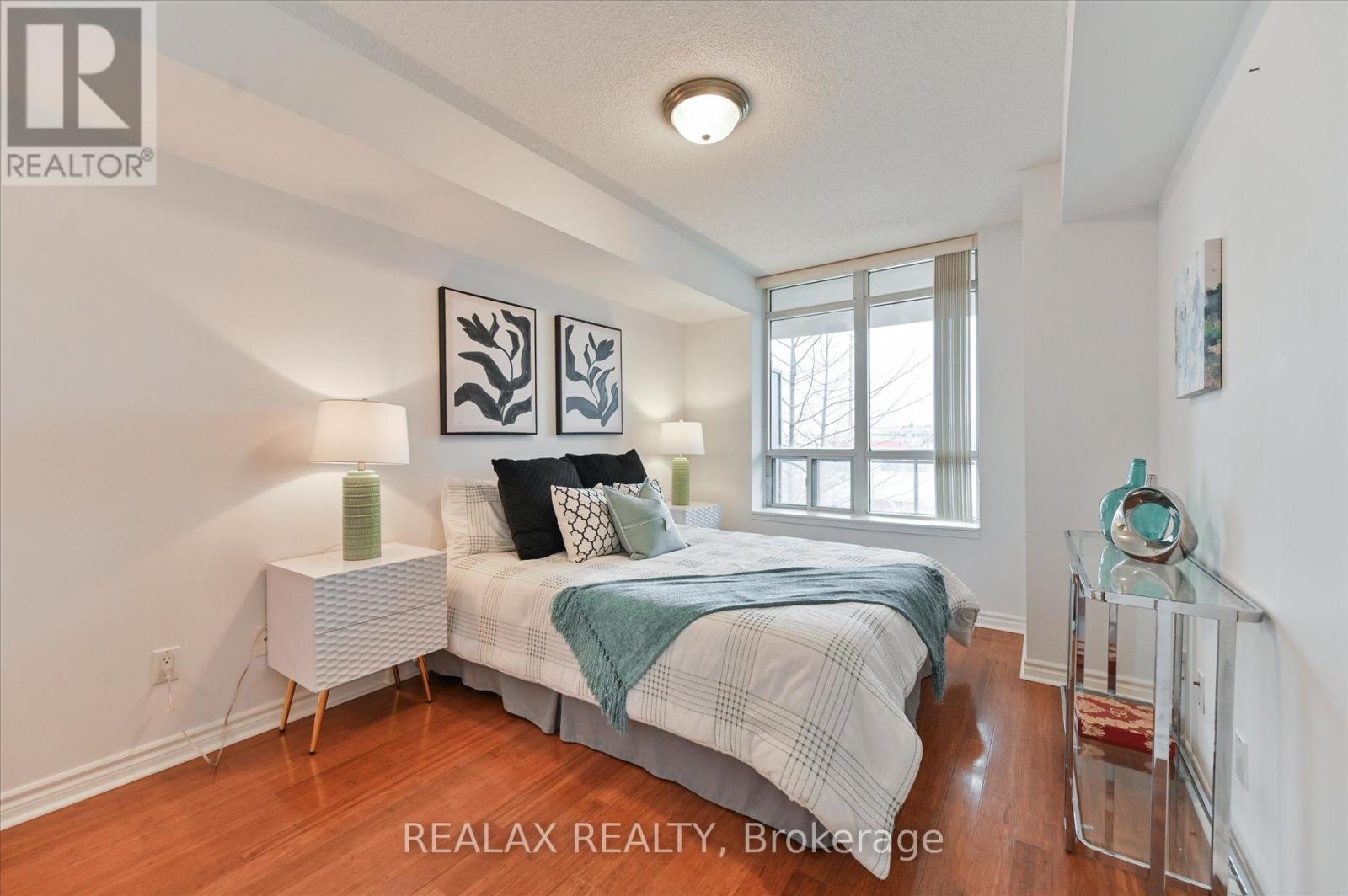 #302 130 POND DRIVE - 20