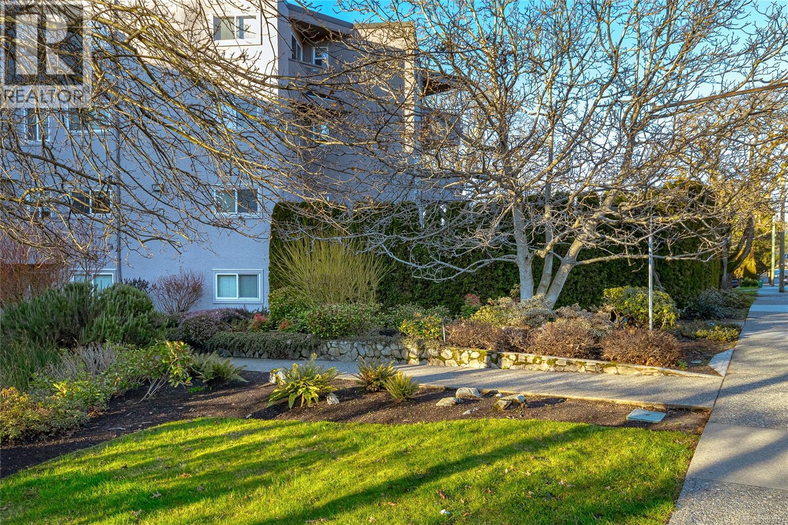 #405 3800 QUADRA ST - 23