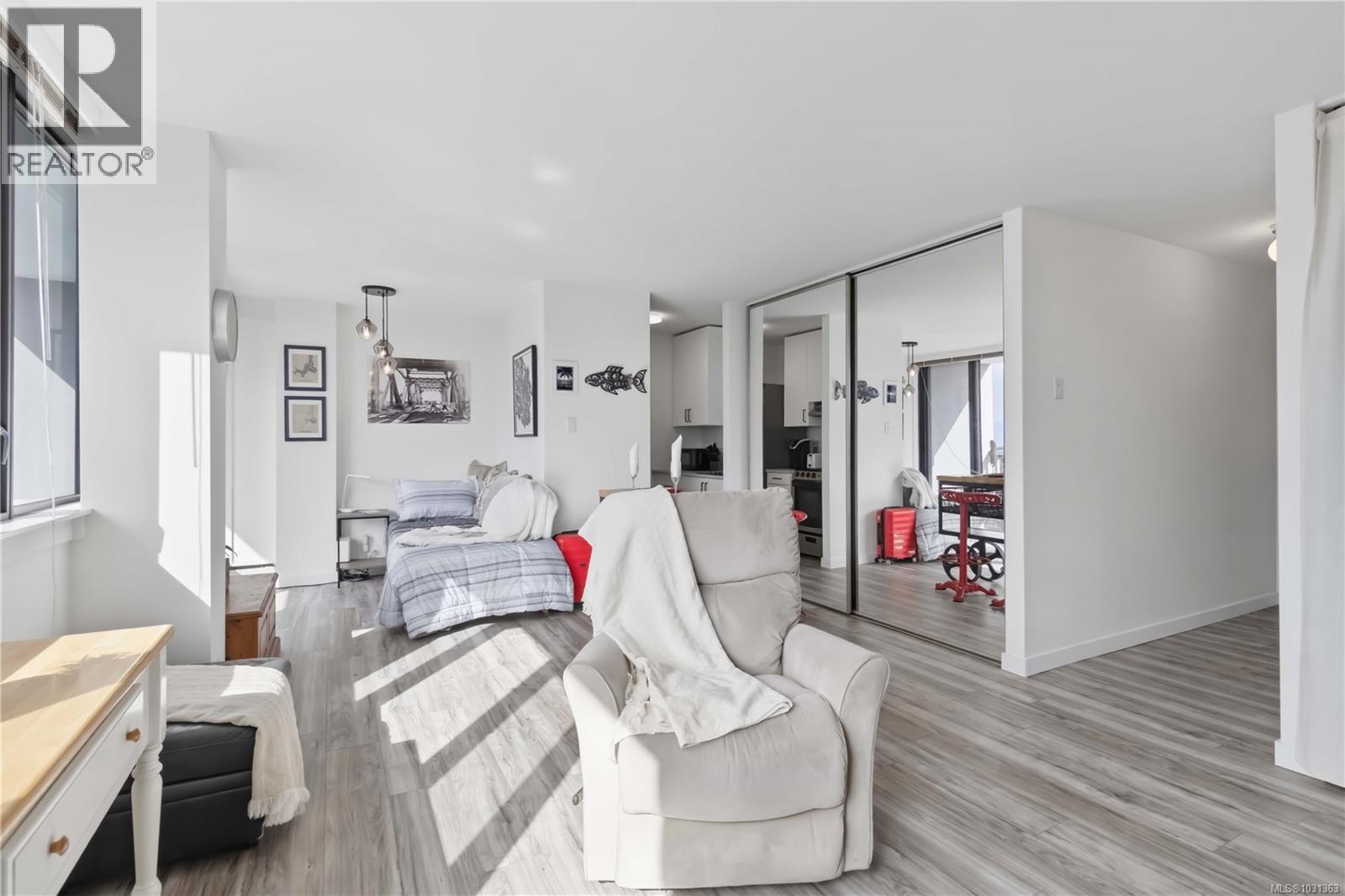 #1007 647 MICHIGAN ST - 11