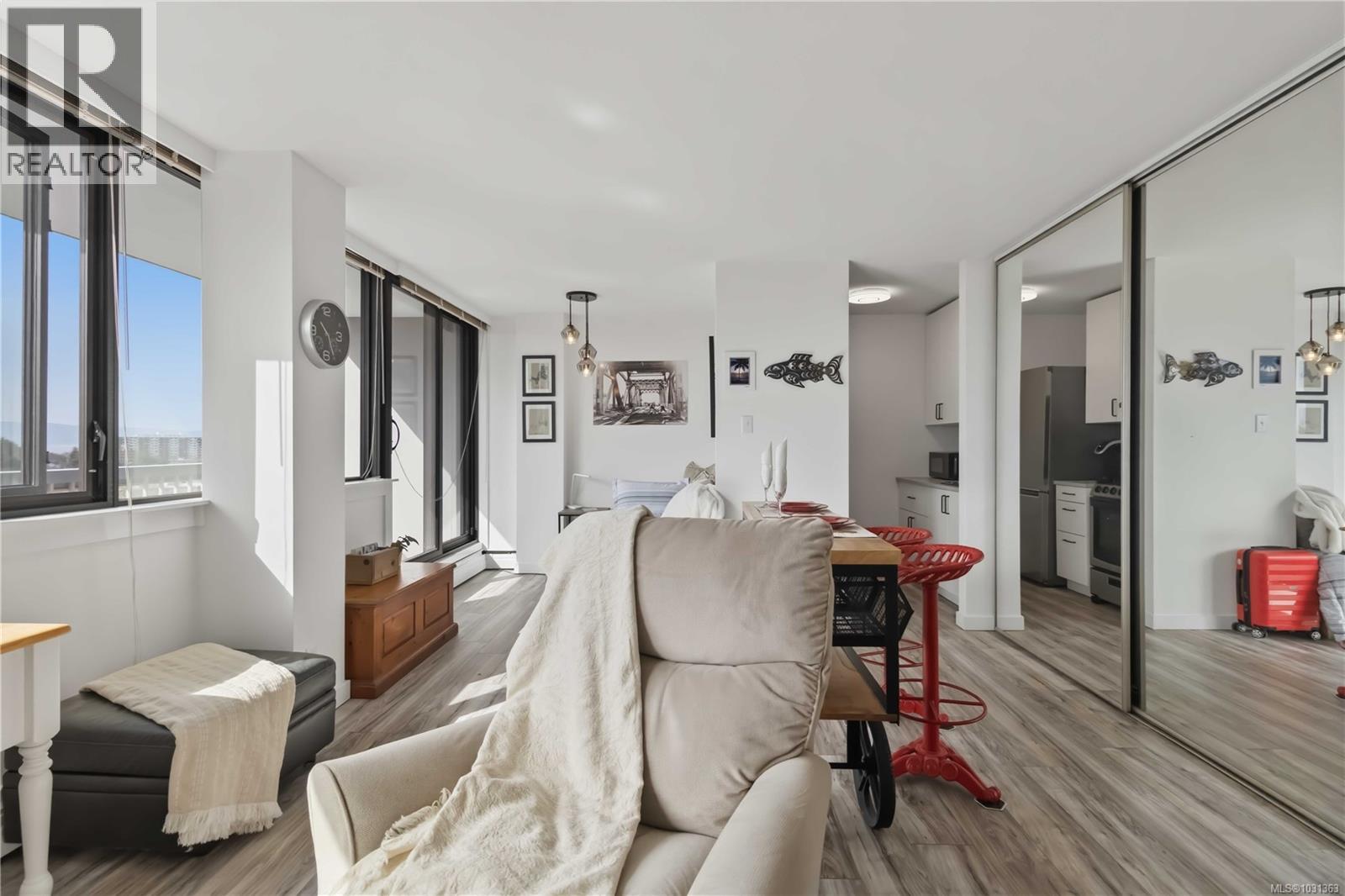 #1007 647 MICHIGAN ST - 12