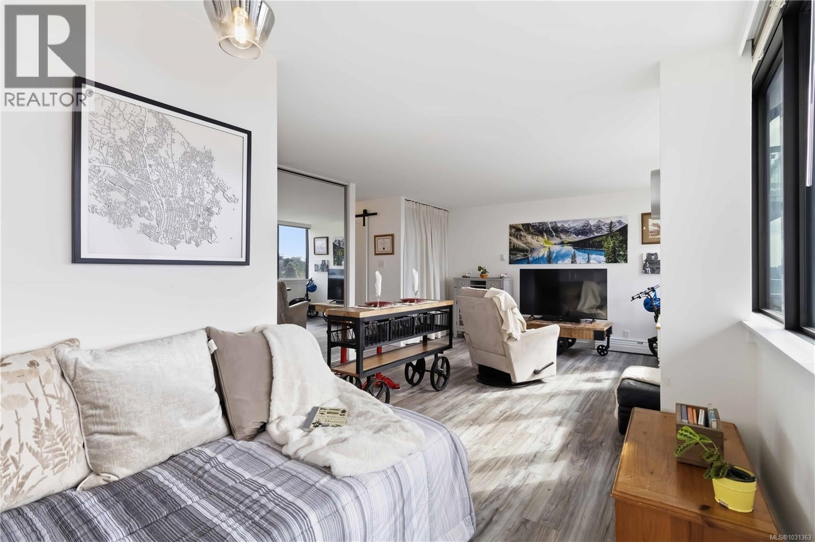 #1007 647 MICHIGAN ST - 13