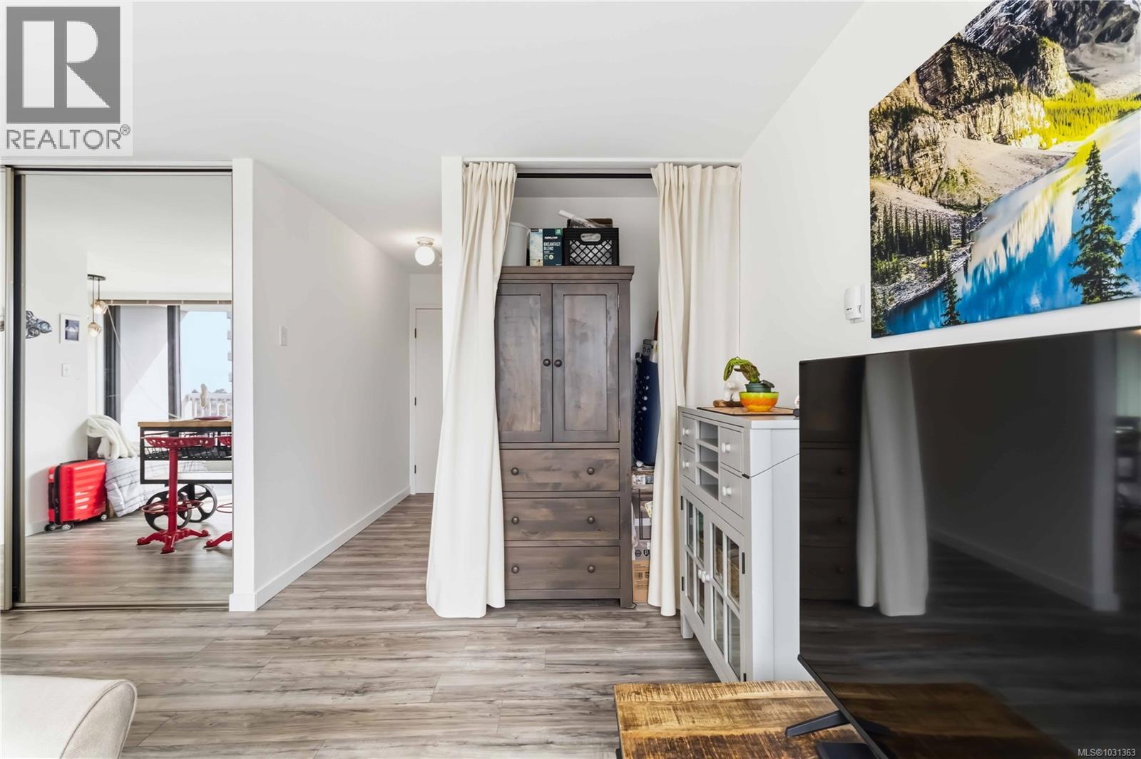 #1007 647 MICHIGAN ST - 14