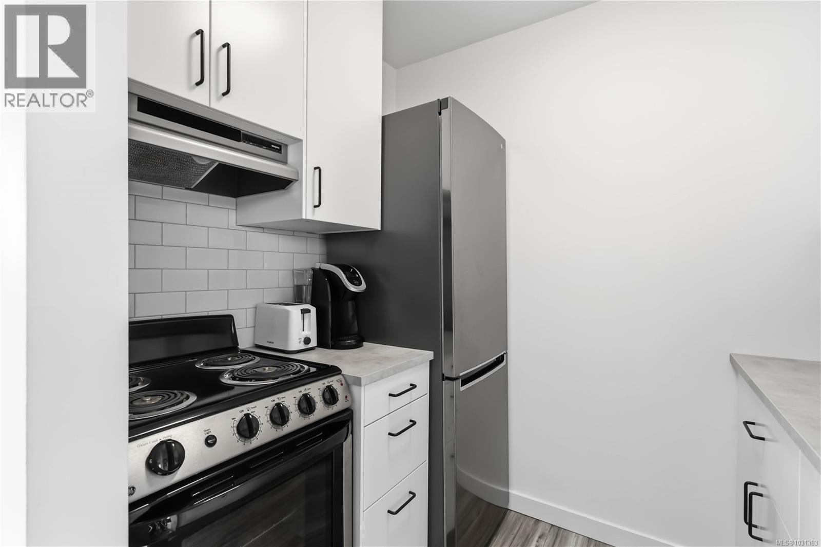 #1007 647 MICHIGAN ST - 15