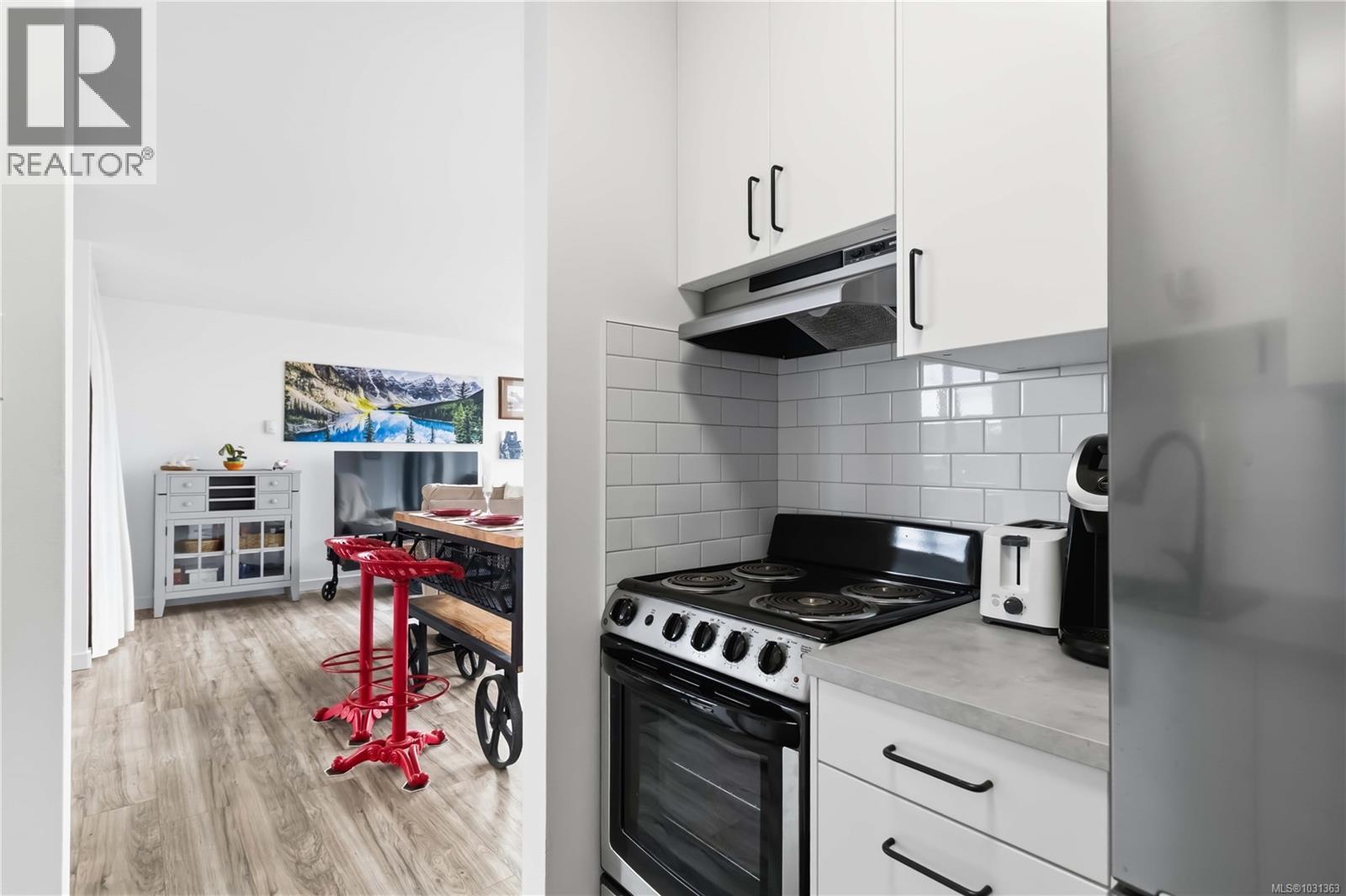 #1007 647 MICHIGAN ST - 16