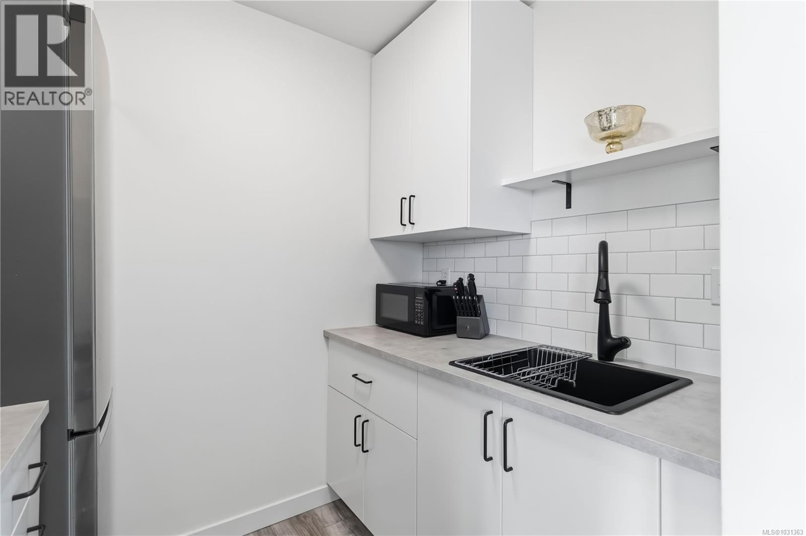 #1007 647 MICHIGAN ST - 17