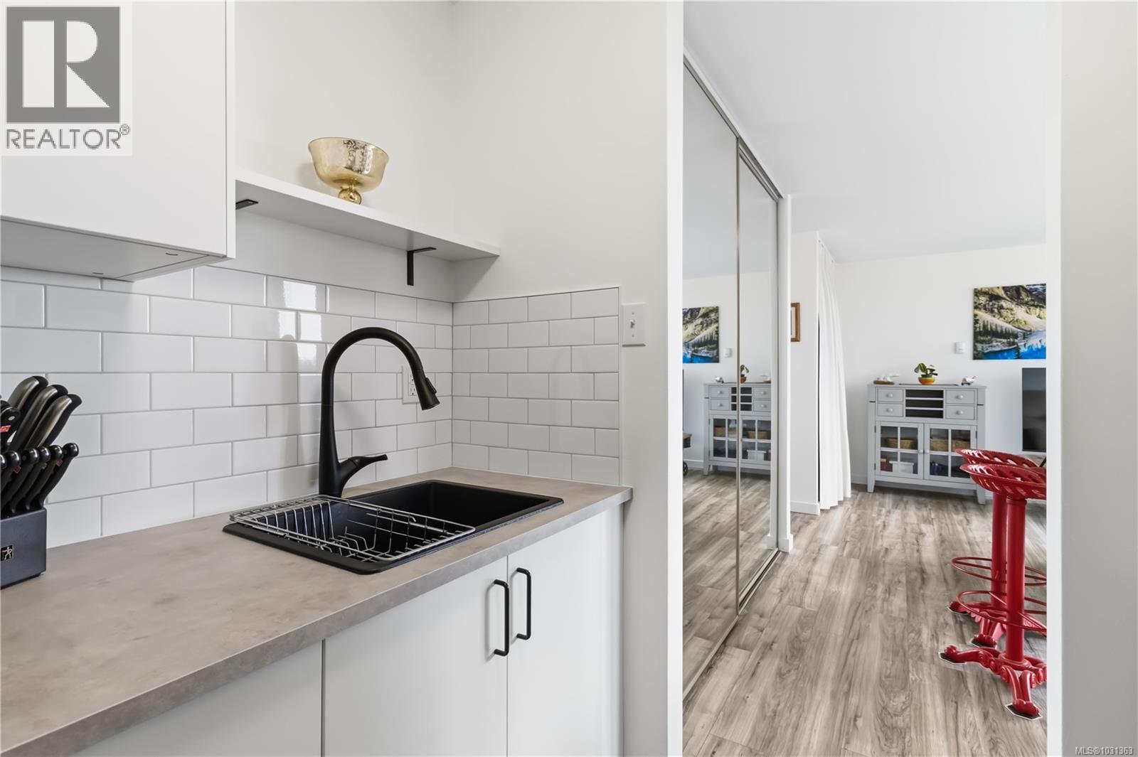 #1007 647 MICHIGAN ST - 18