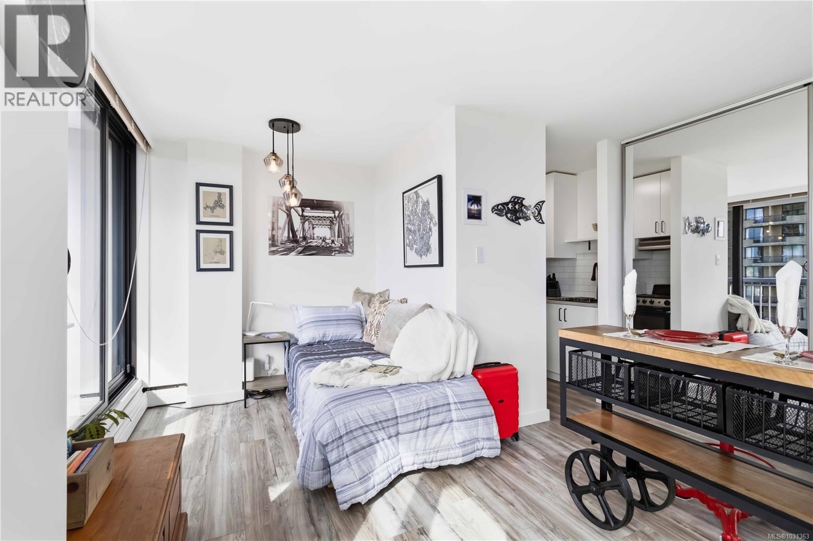 #1007 647 MICHIGAN ST - 22