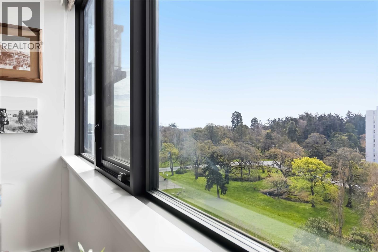 #1007 647 MICHIGAN ST - 24