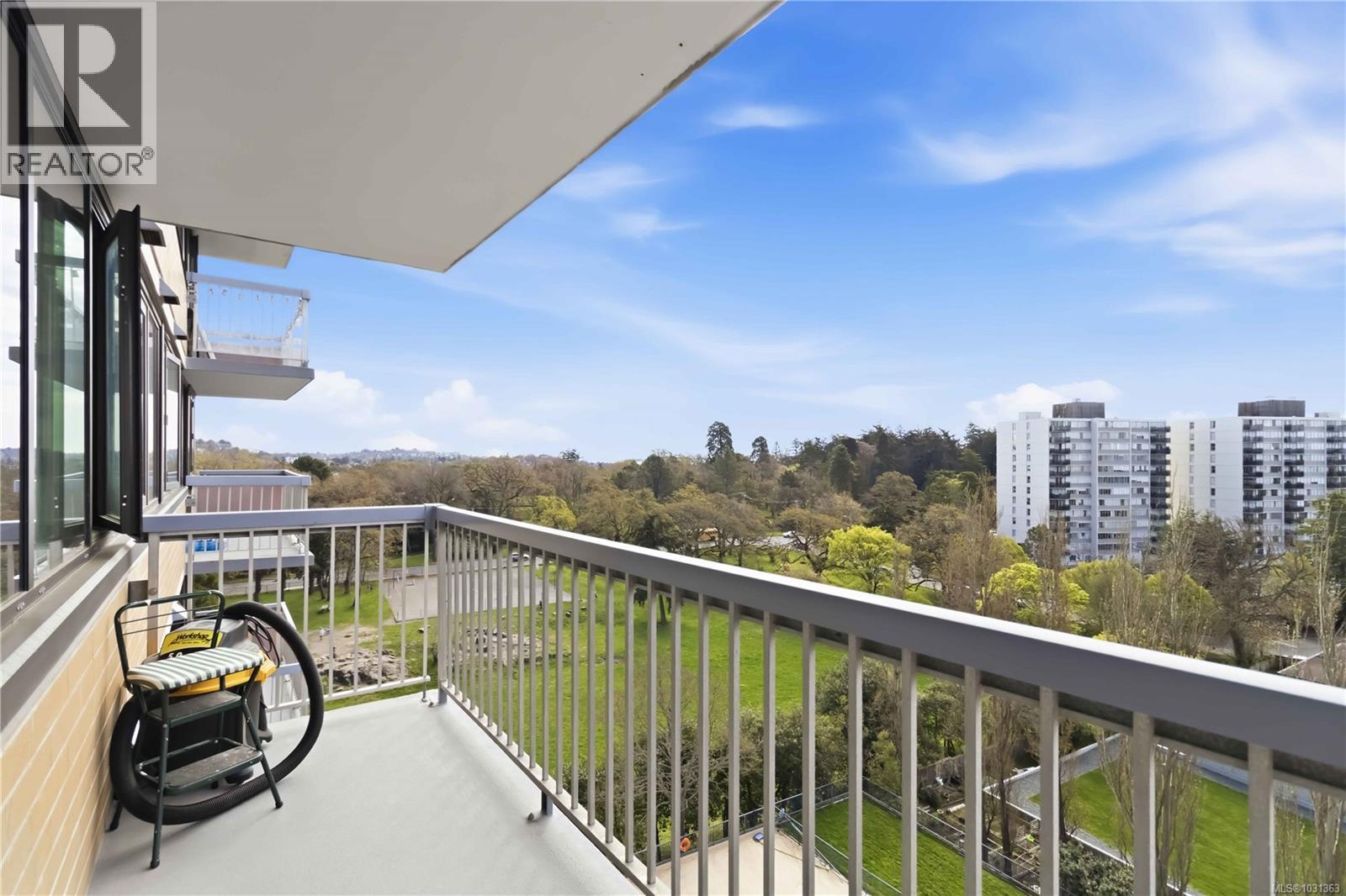 #1007 647 MICHIGAN ST - 25