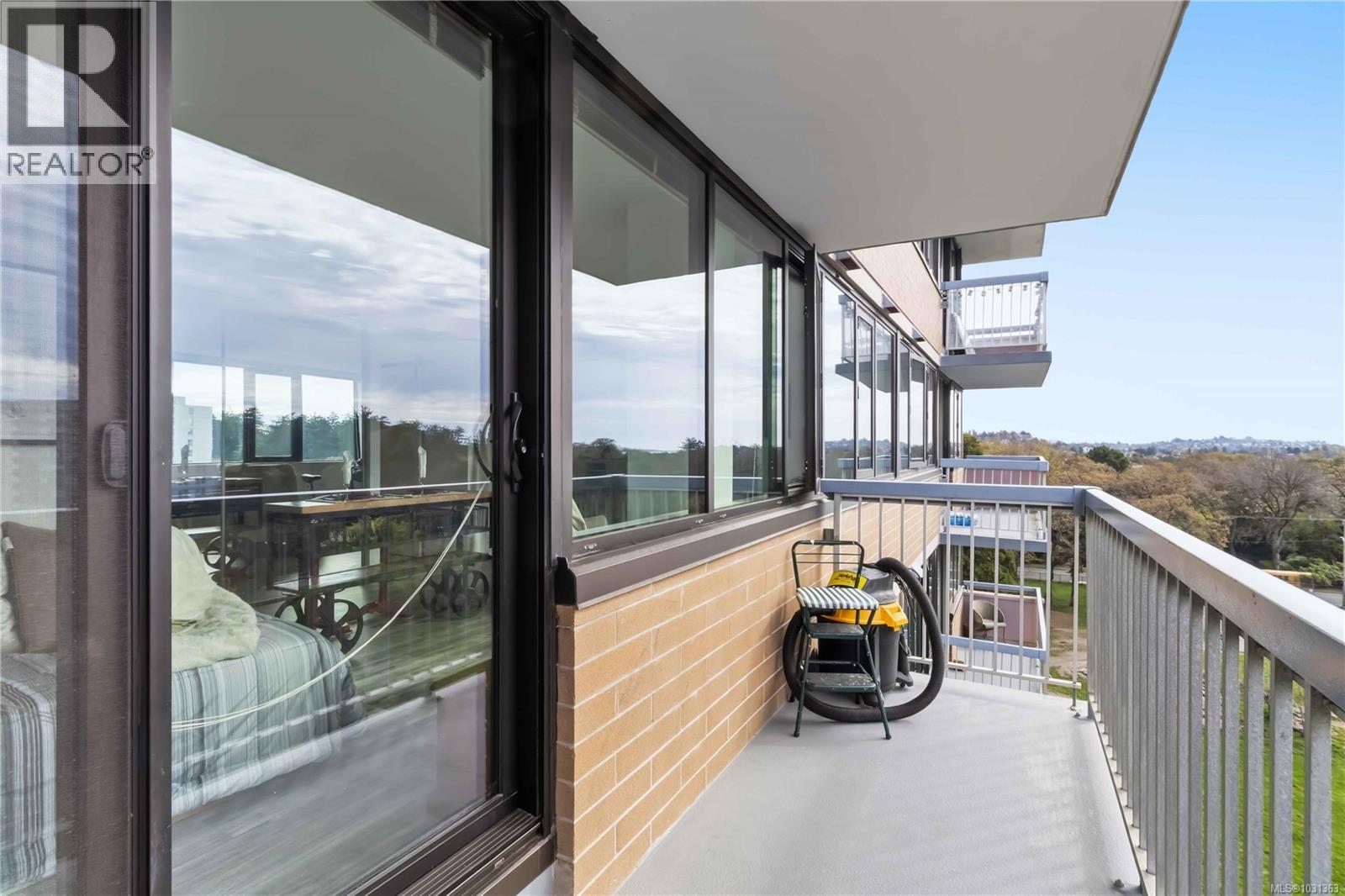 #1007 647 MICHIGAN ST - 26