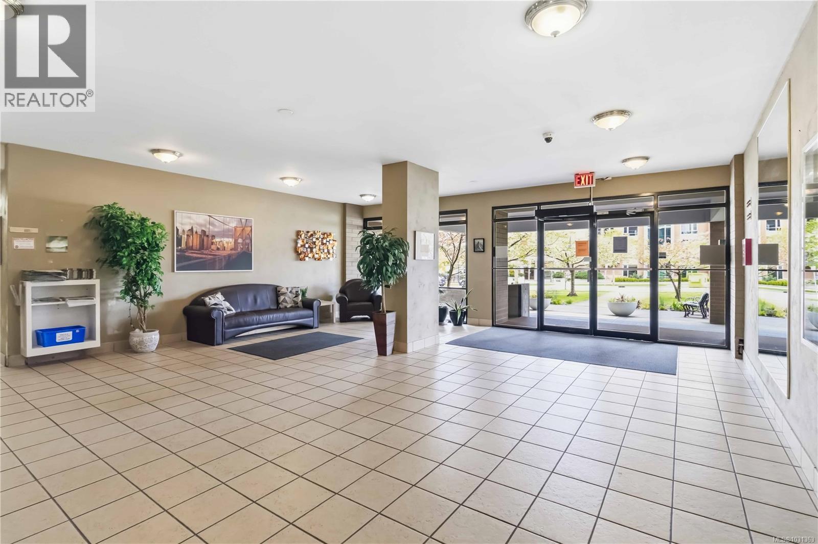 #1007 647 MICHIGAN ST - 4