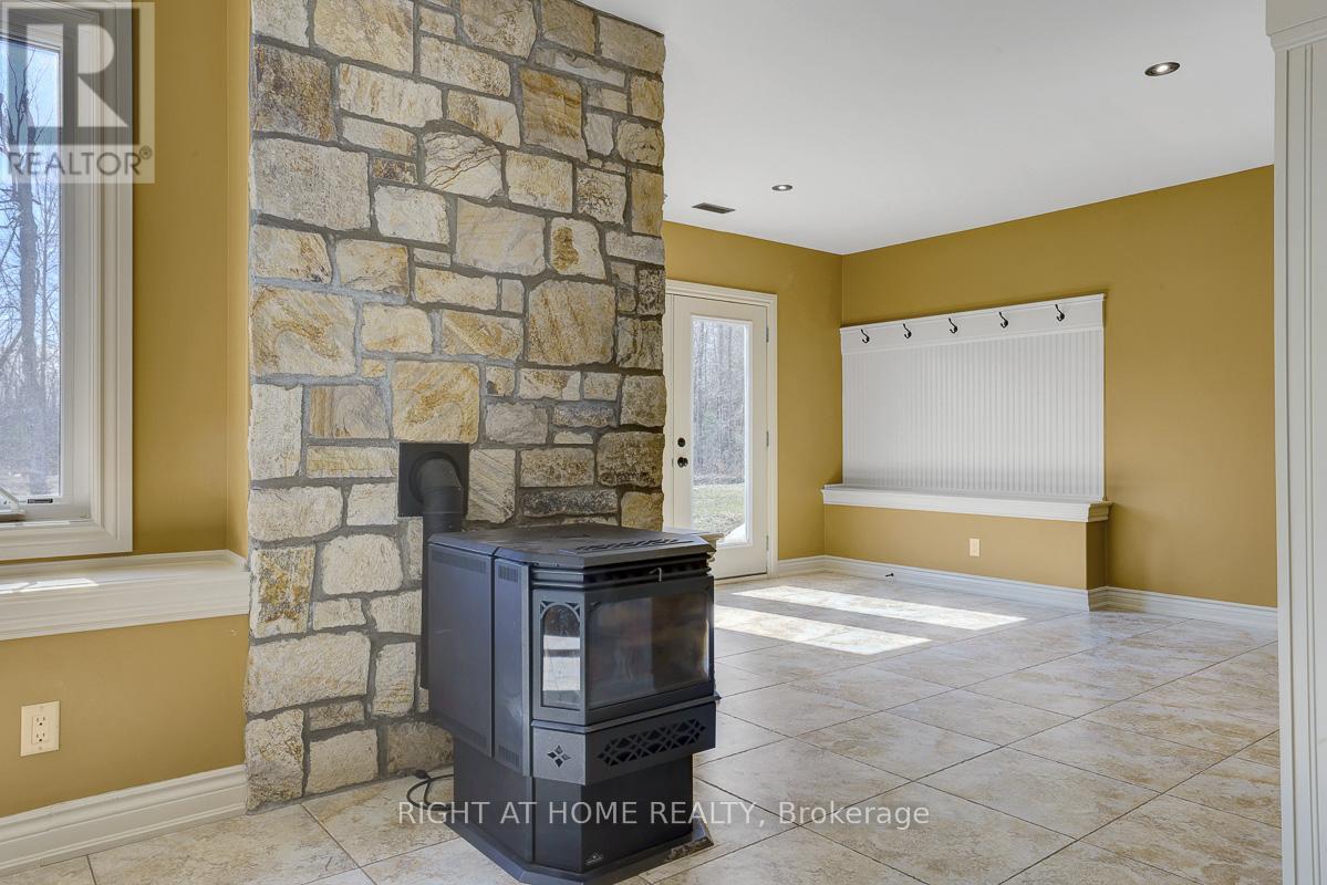 8660 FLEWELLYN ROAD - 32