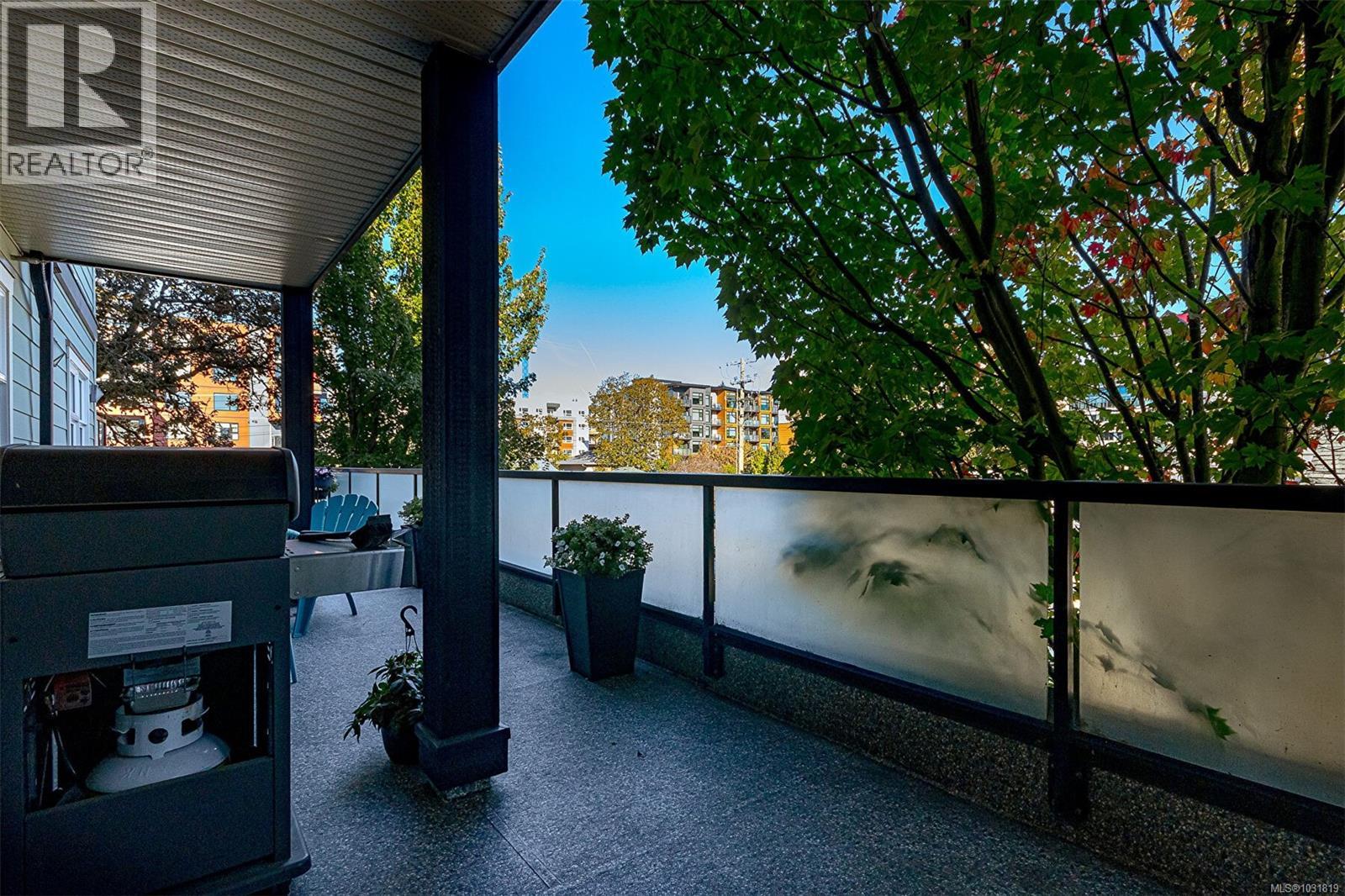 #203 2881 PEATT RD - 27