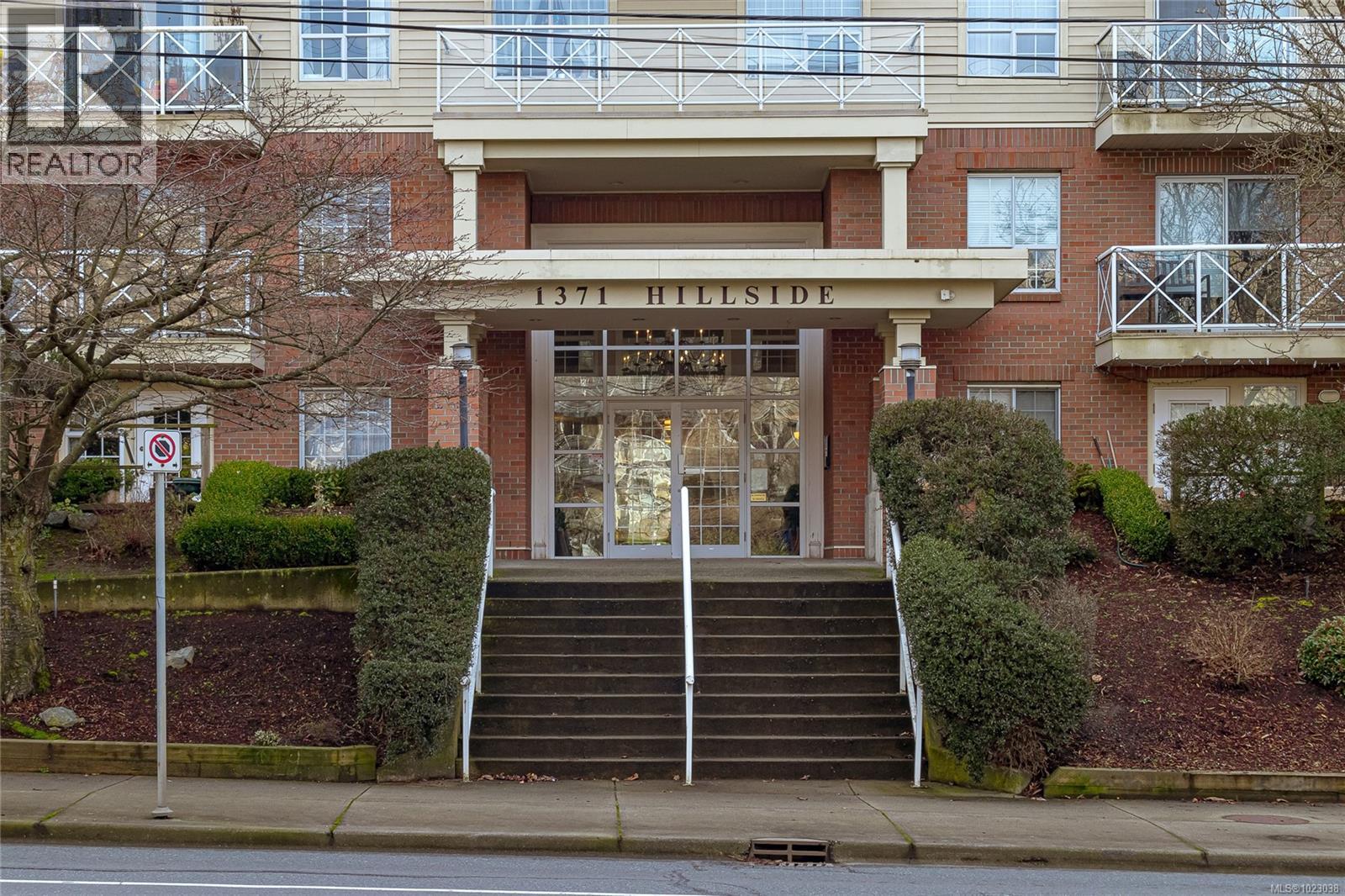 #PH 10 1371 Hillside Ave - 4
