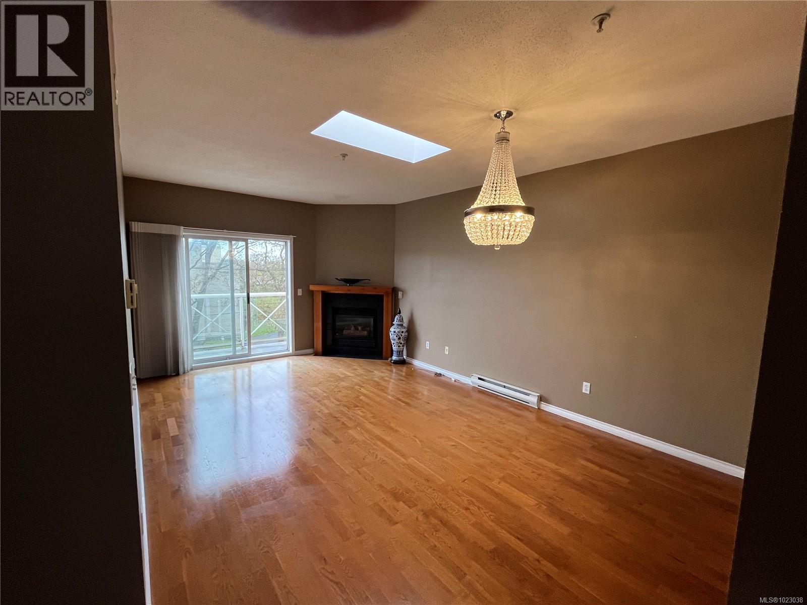#PH 10 1371 Hillside Ave - 14