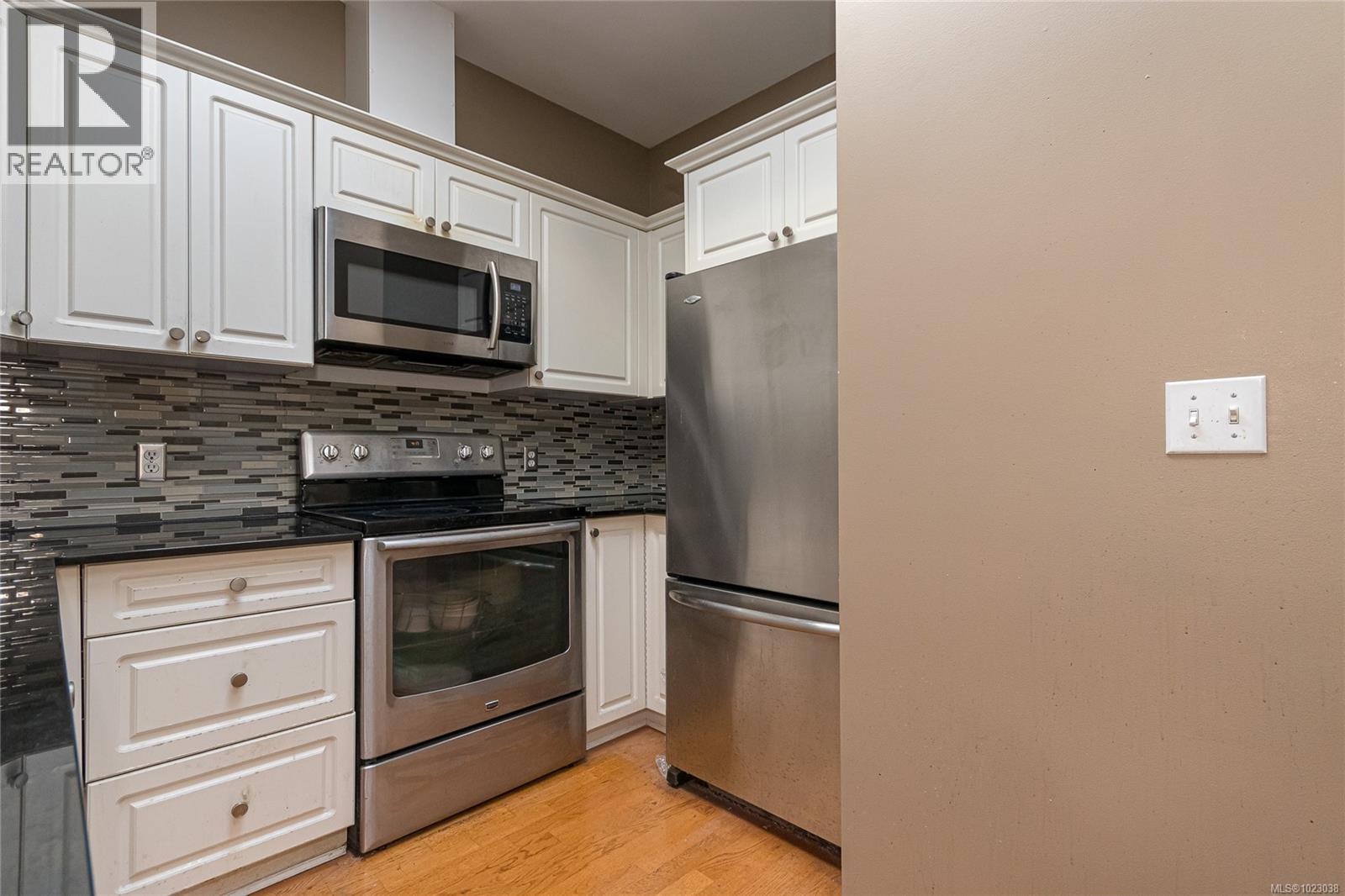 #PH 10 1371 HILLSIDE AVE - 9