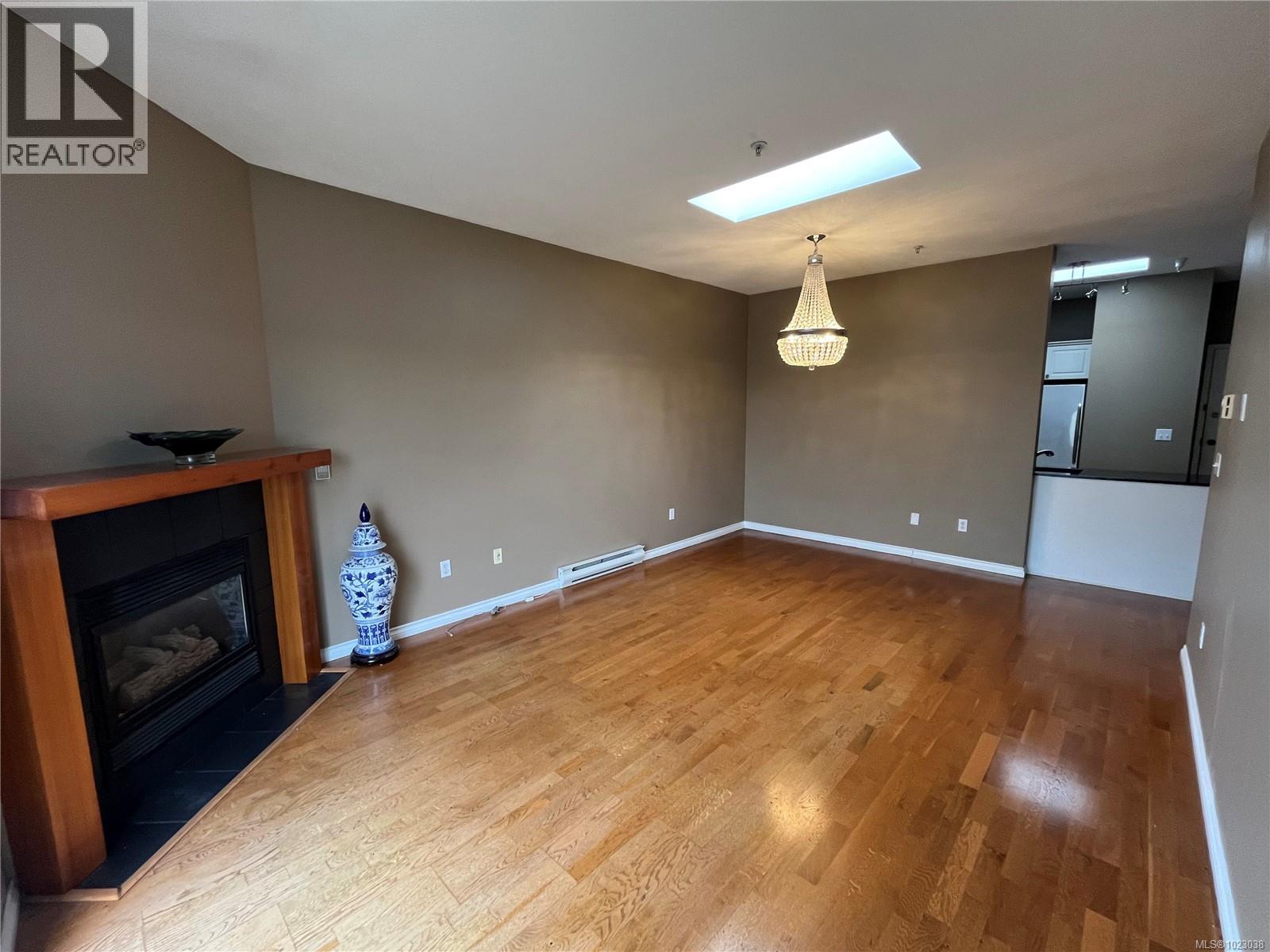 #PH 10 1371 Hillside Ave - 15