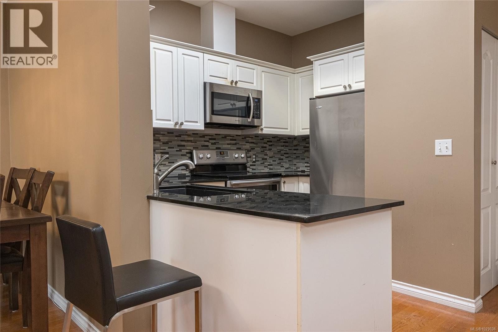 #PH 10 1371 HILLSIDE AVE - 11