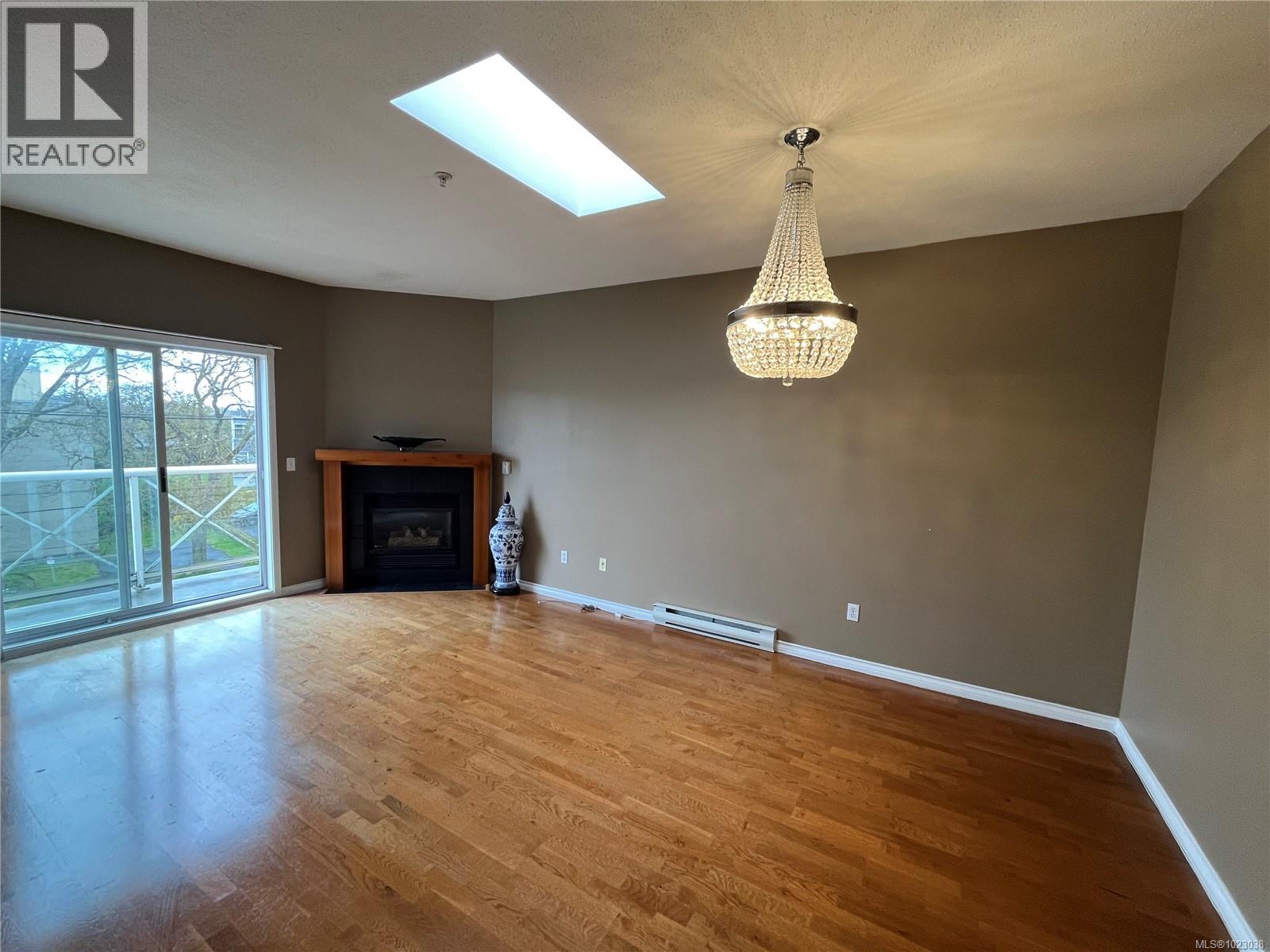 #PH 10 1371 Hillside Ave - 13
