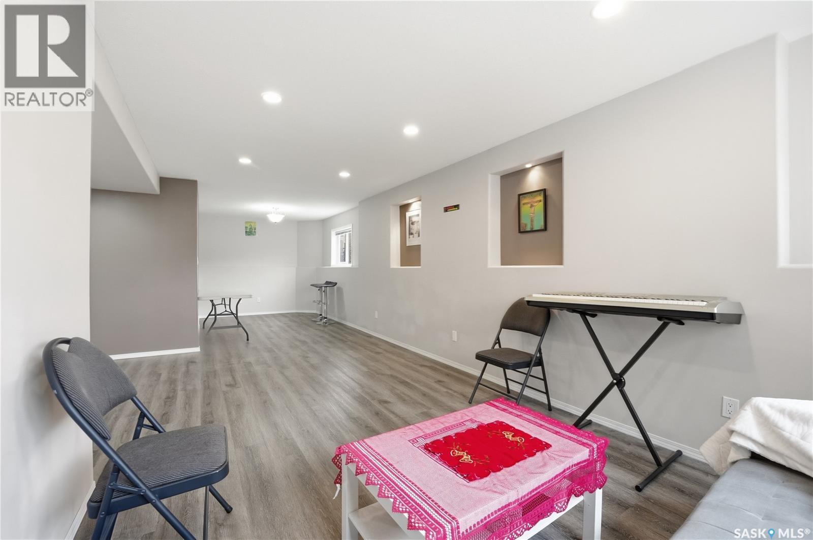 102 WHALLEY CRESCENT - 23