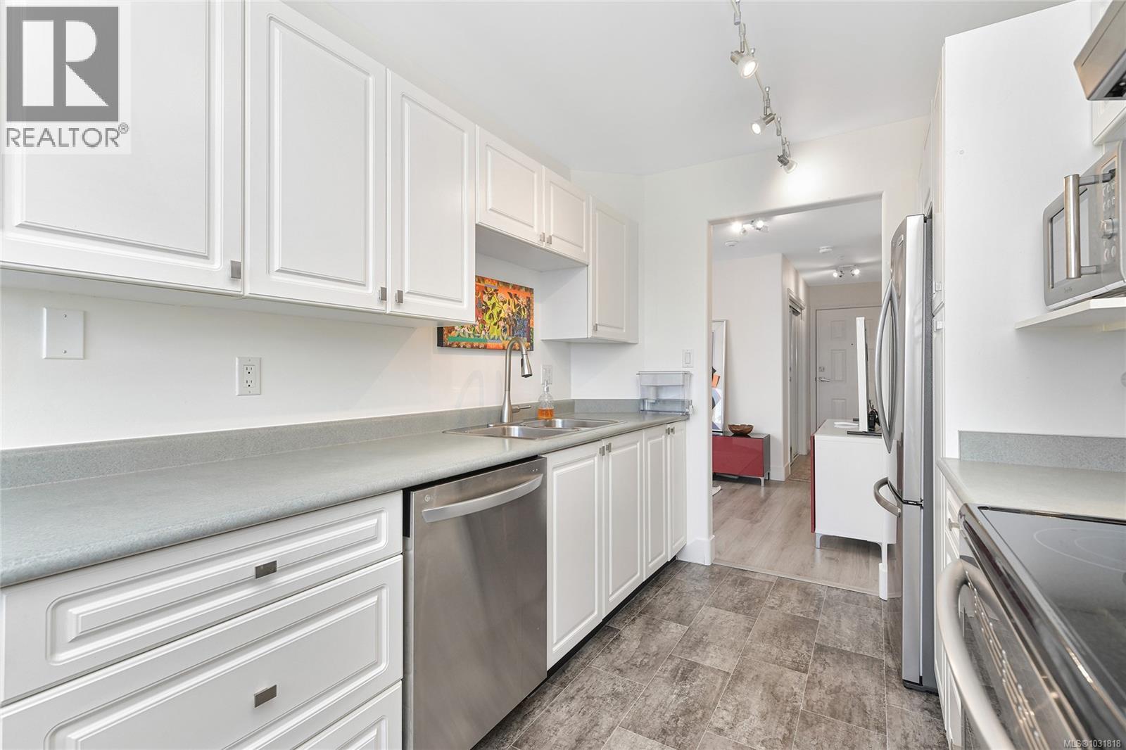 #203 2440 OAKVILLE AVE - 12