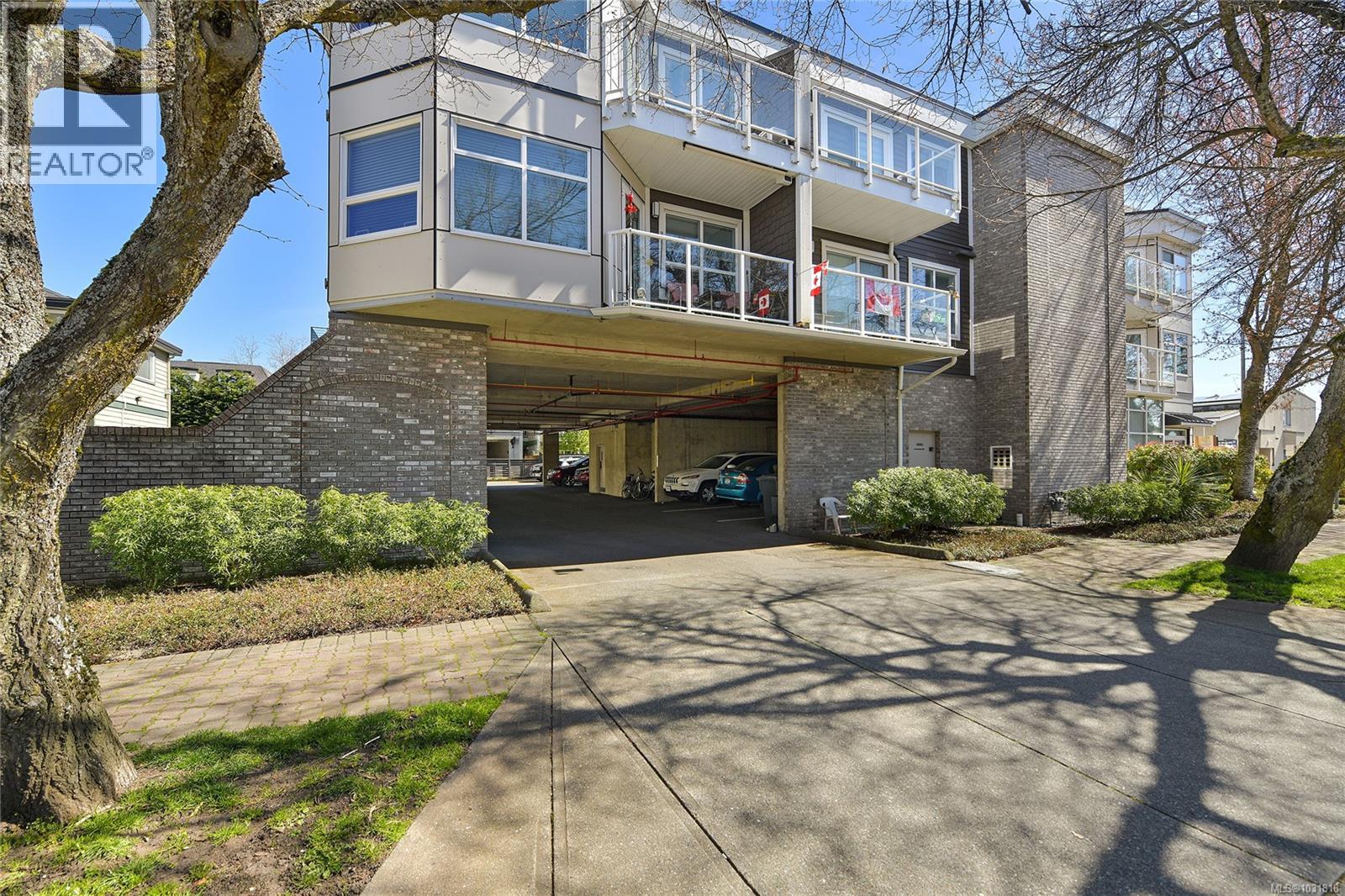 #203 2440 OAKVILLE AVE - 34