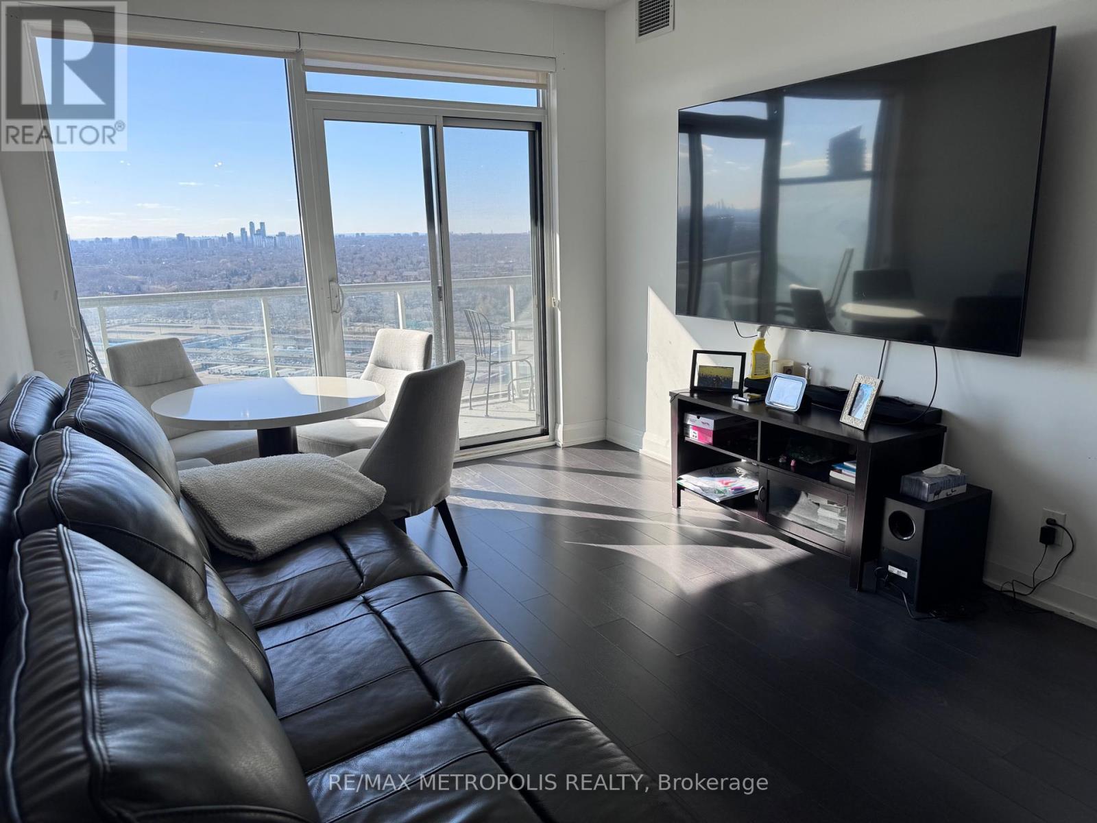 #3307 56 ANNIE CRAIG DRIVE - 18