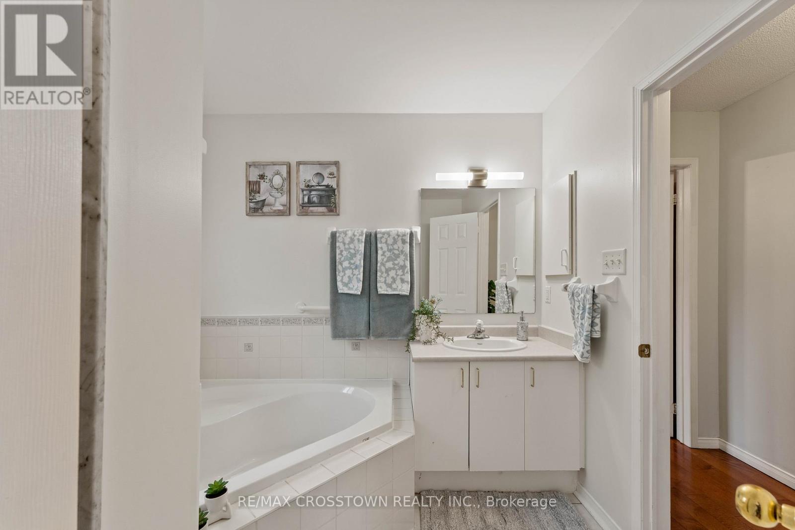 36 LESLIE AVENUE - 13