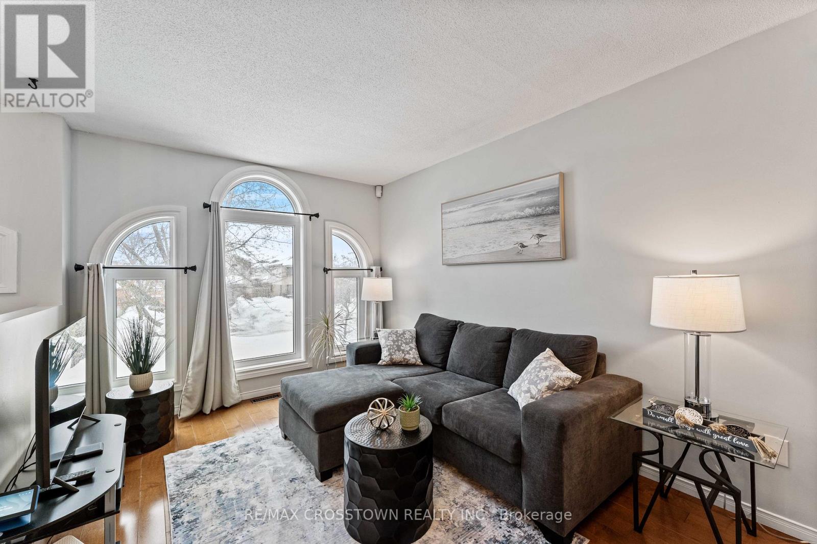 36 LESLIE AVENUE - 4