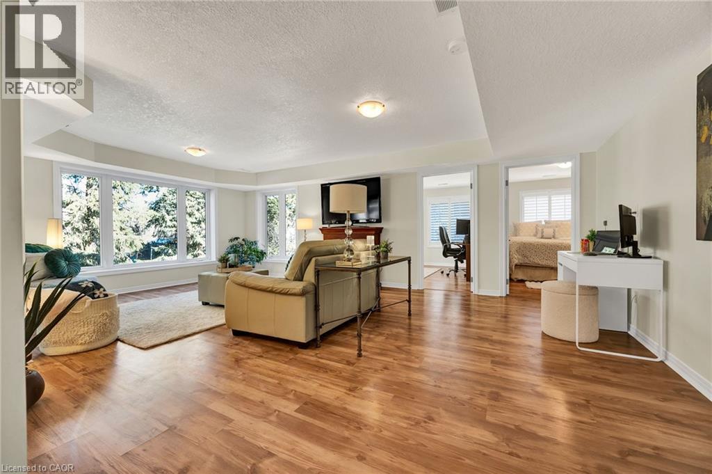 232 THE LIONS Gate - 17