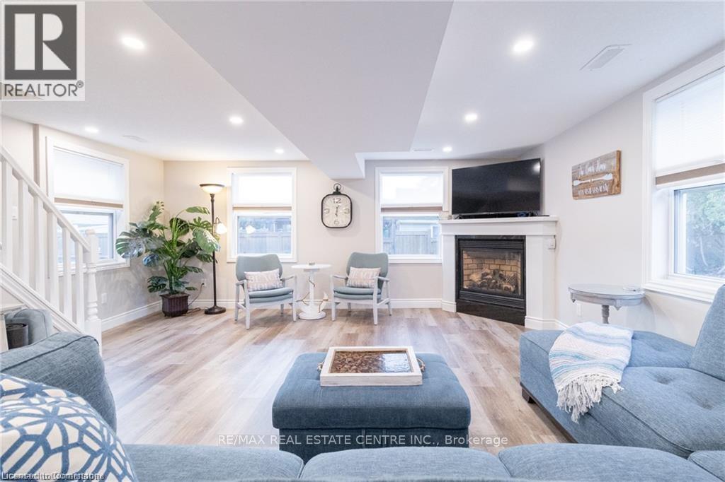 11 DIETRICH CRESCENT - 12