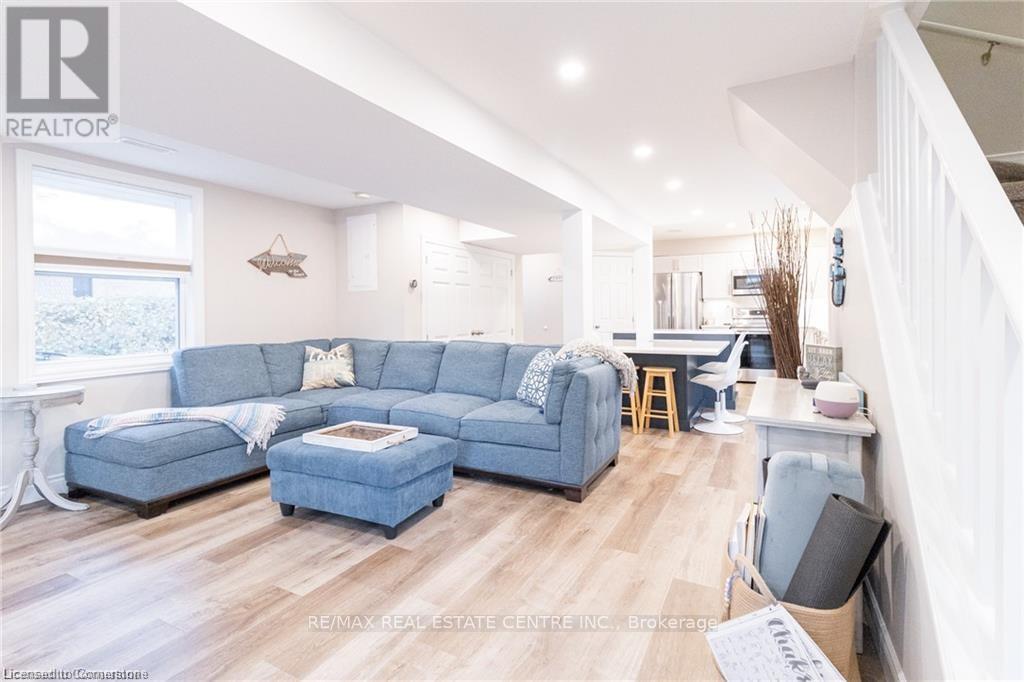 11 DIETRICH CRESCENT - 14