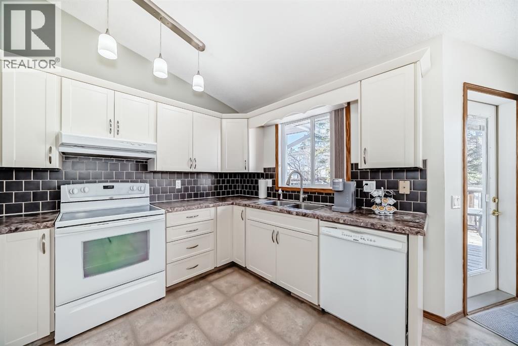 32 WEST MACKAY CRESCENT - 12