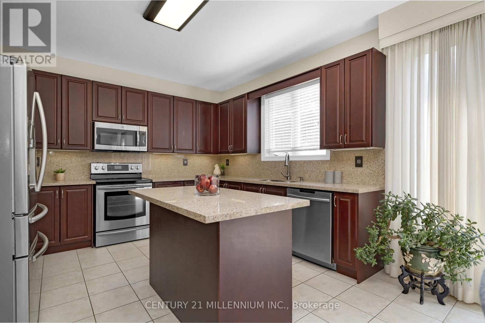 15 UPPER CANADA DRIVE - 18