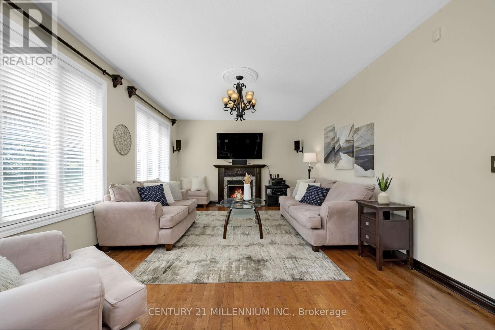 15 UPPER CANADA DRIVE - 22