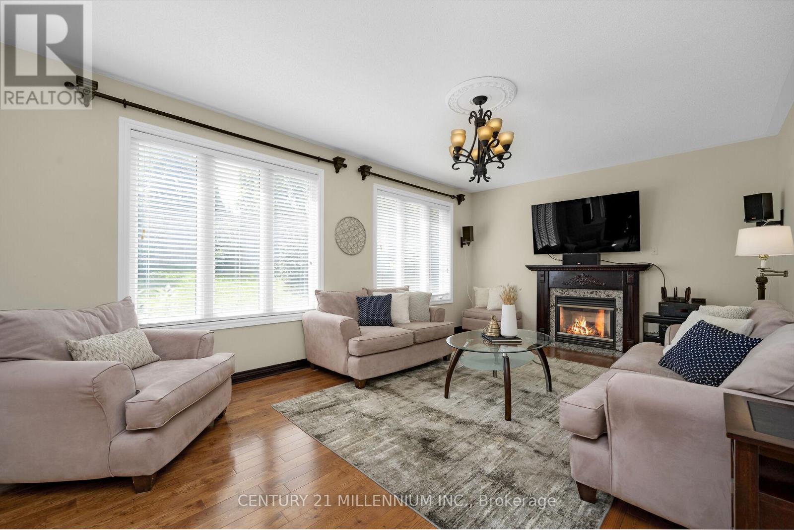 15 UPPER CANADA DRIVE - 23