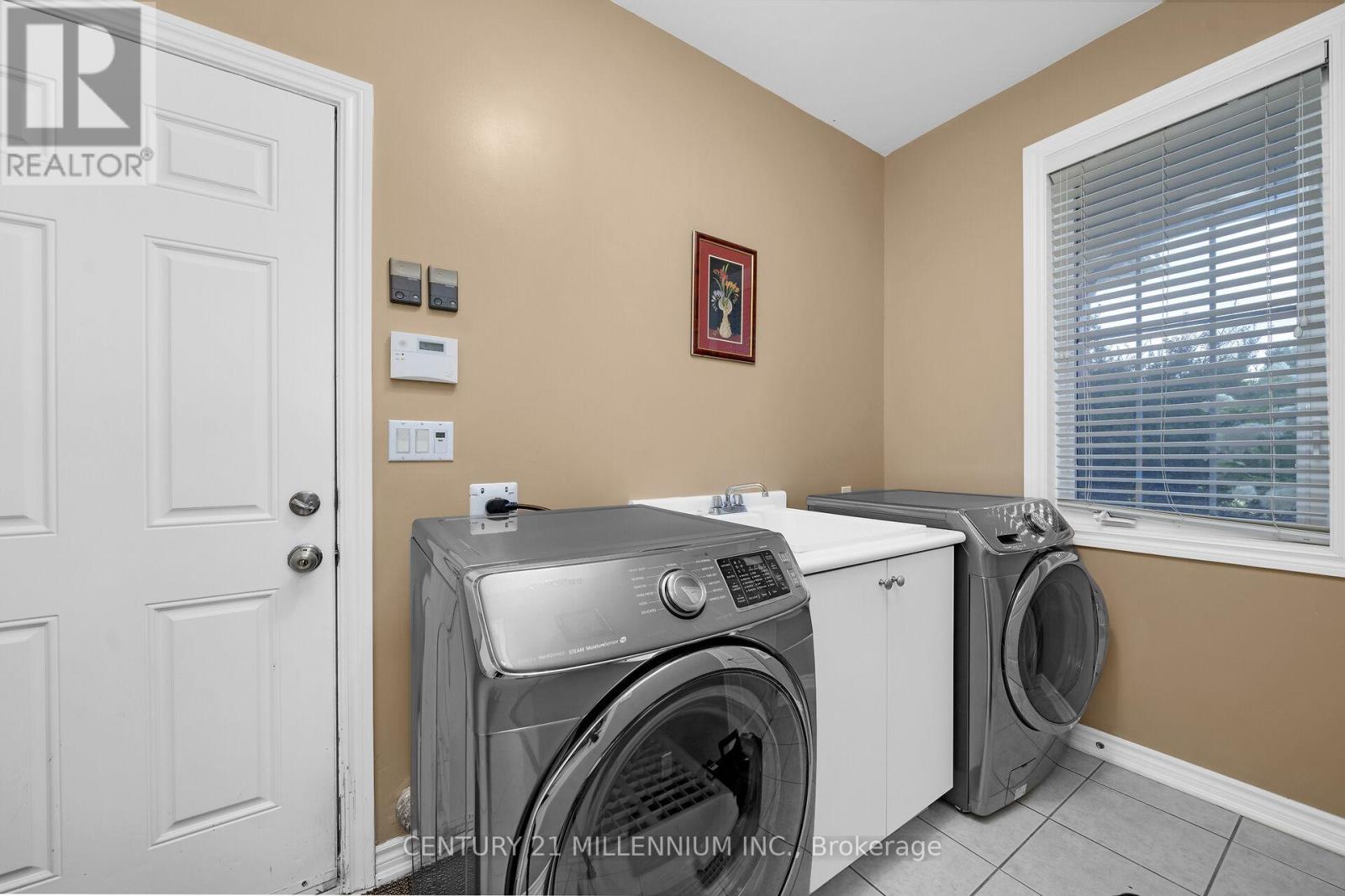 15 UPPER CANADA DRIVE - 26